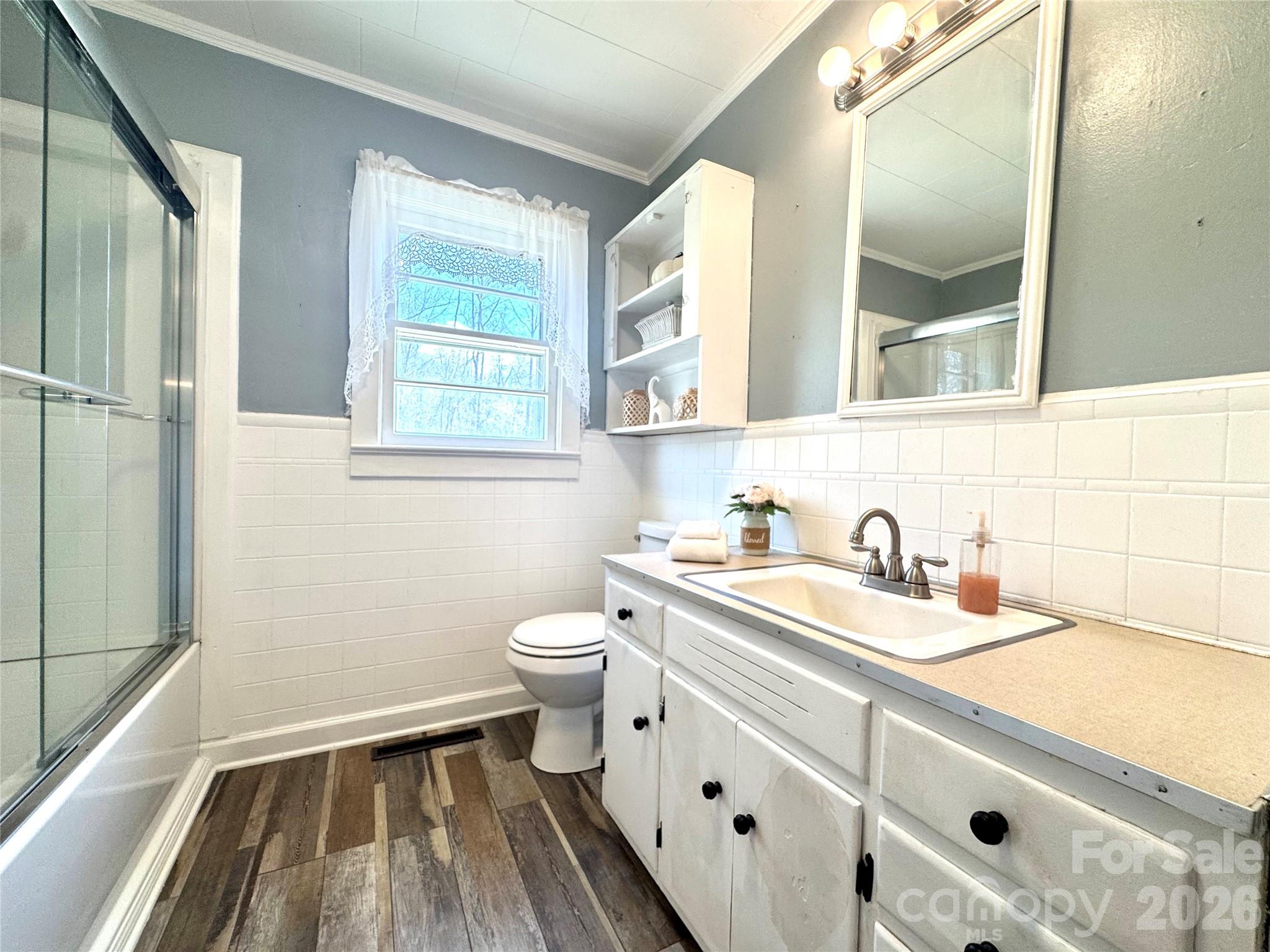 848 Meadowood Drive NE