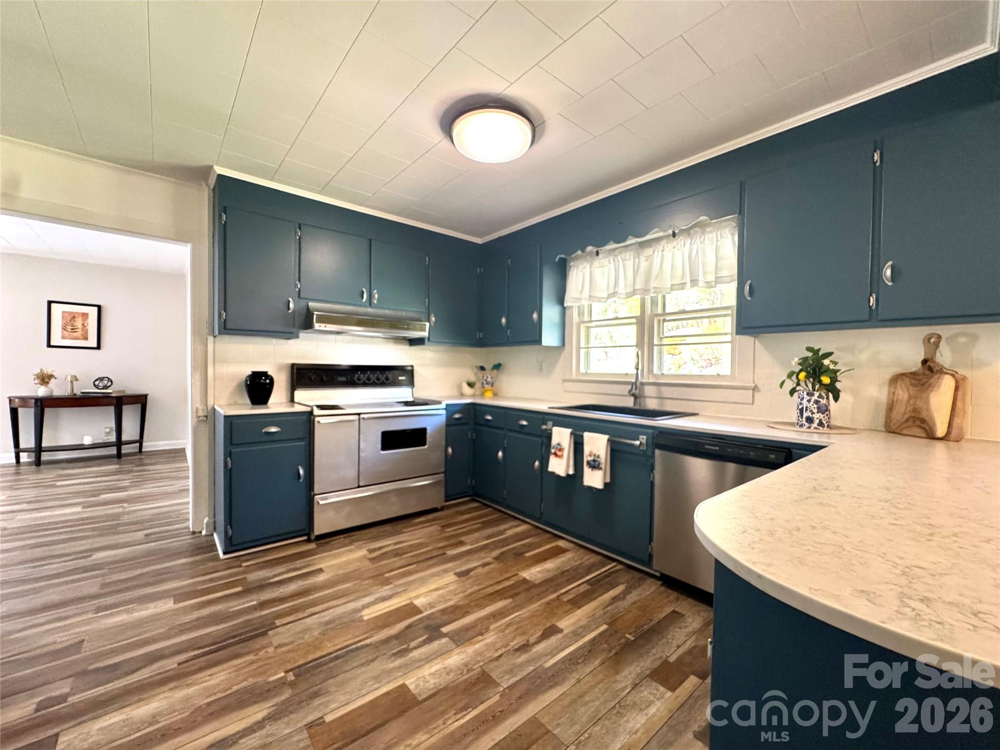 848 Meadowood Drive NE