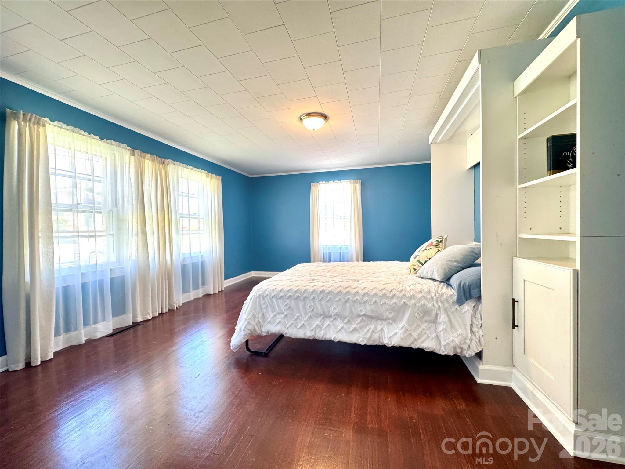 848 Meadowood Drive NE