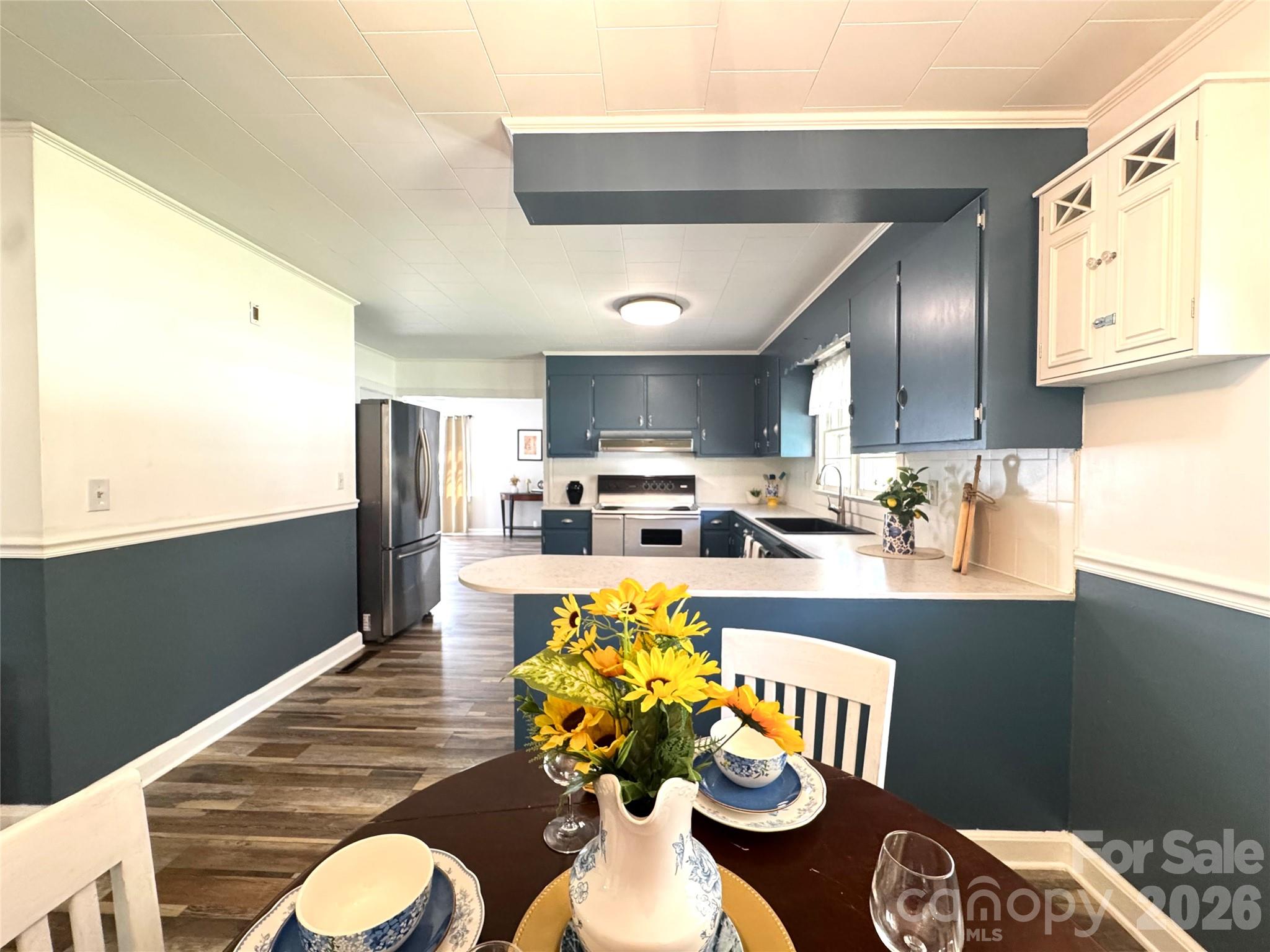 848 Meadowood Drive NE