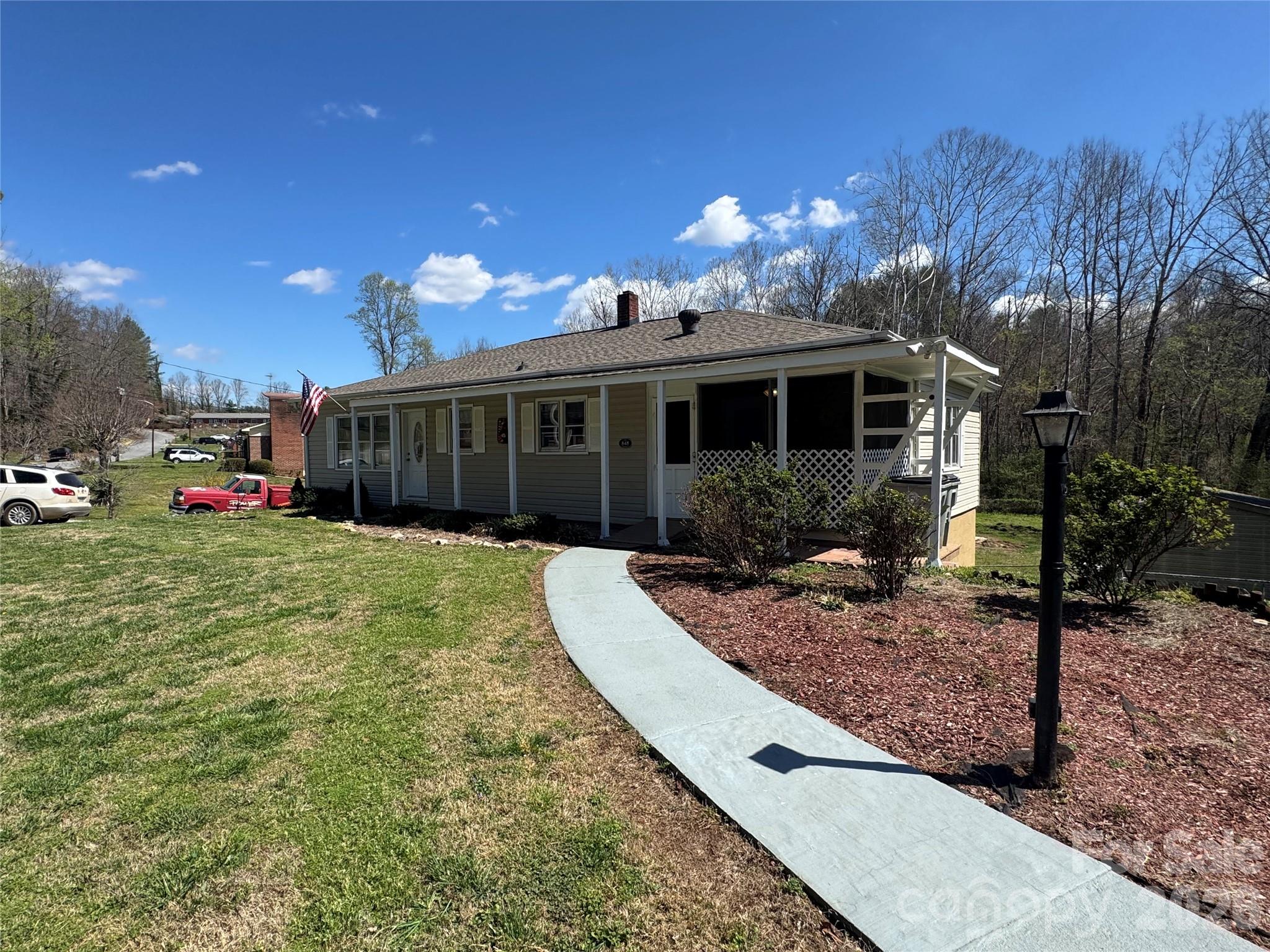 848 Meadowood Drive NE