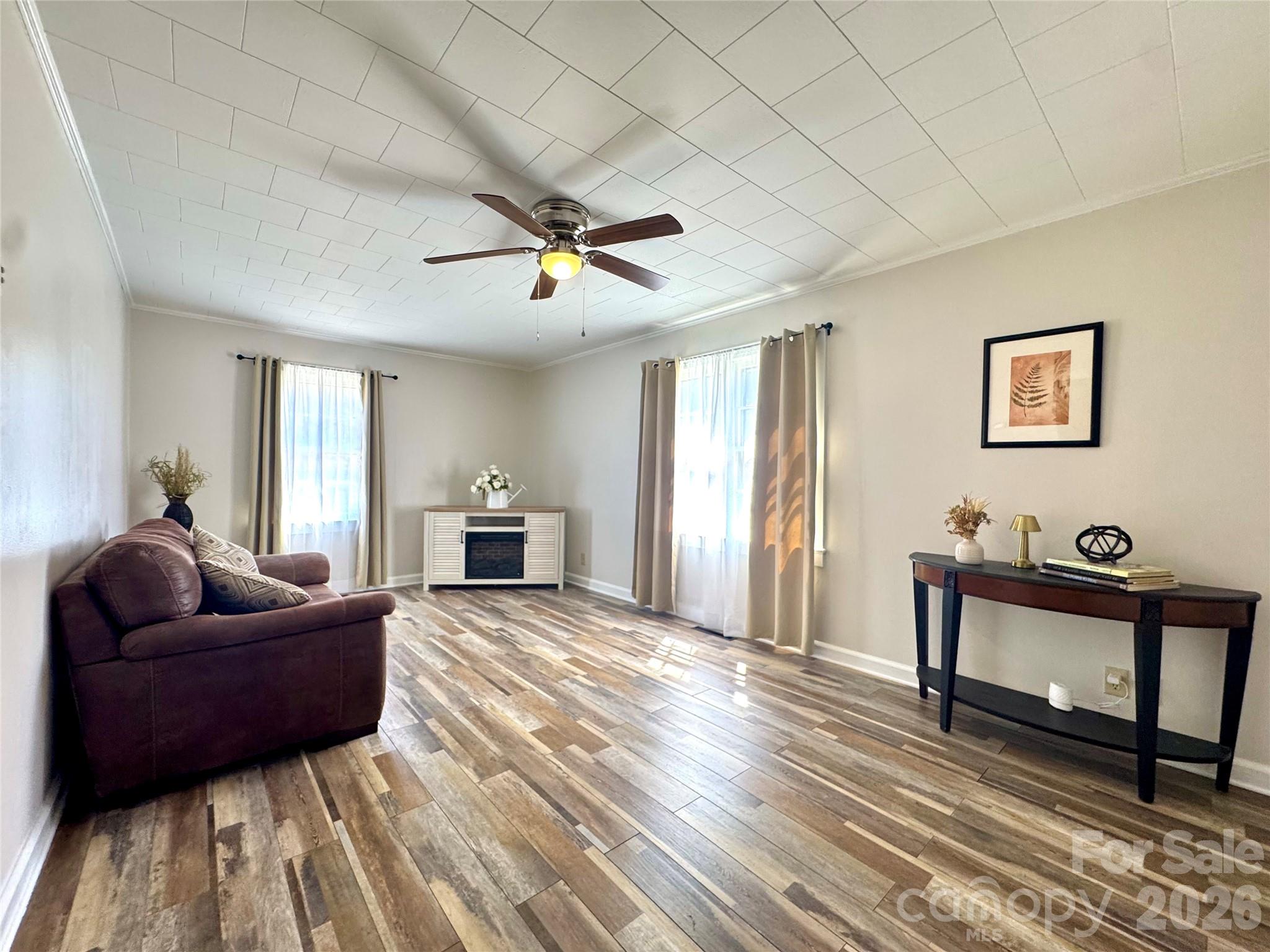 848 Meadowood Drive NE