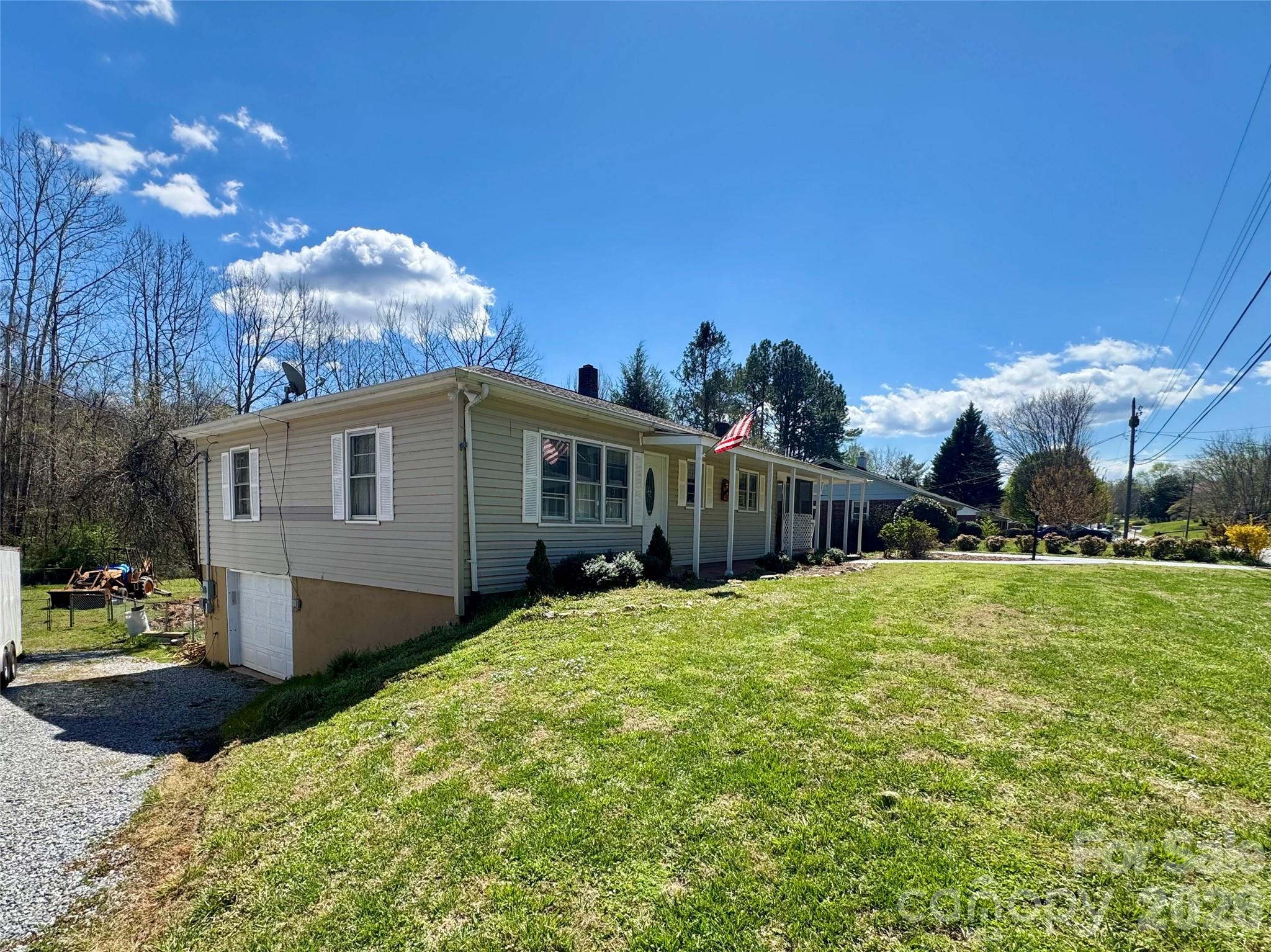 848 Meadowood Drive NE