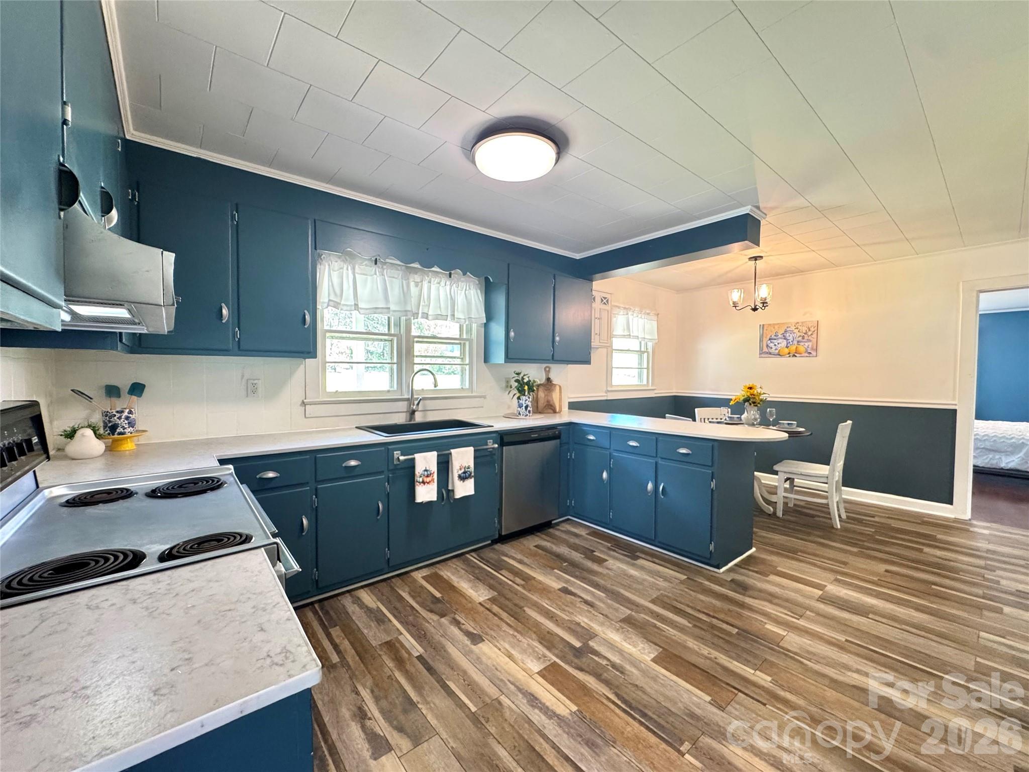 848 Meadowood Drive NE