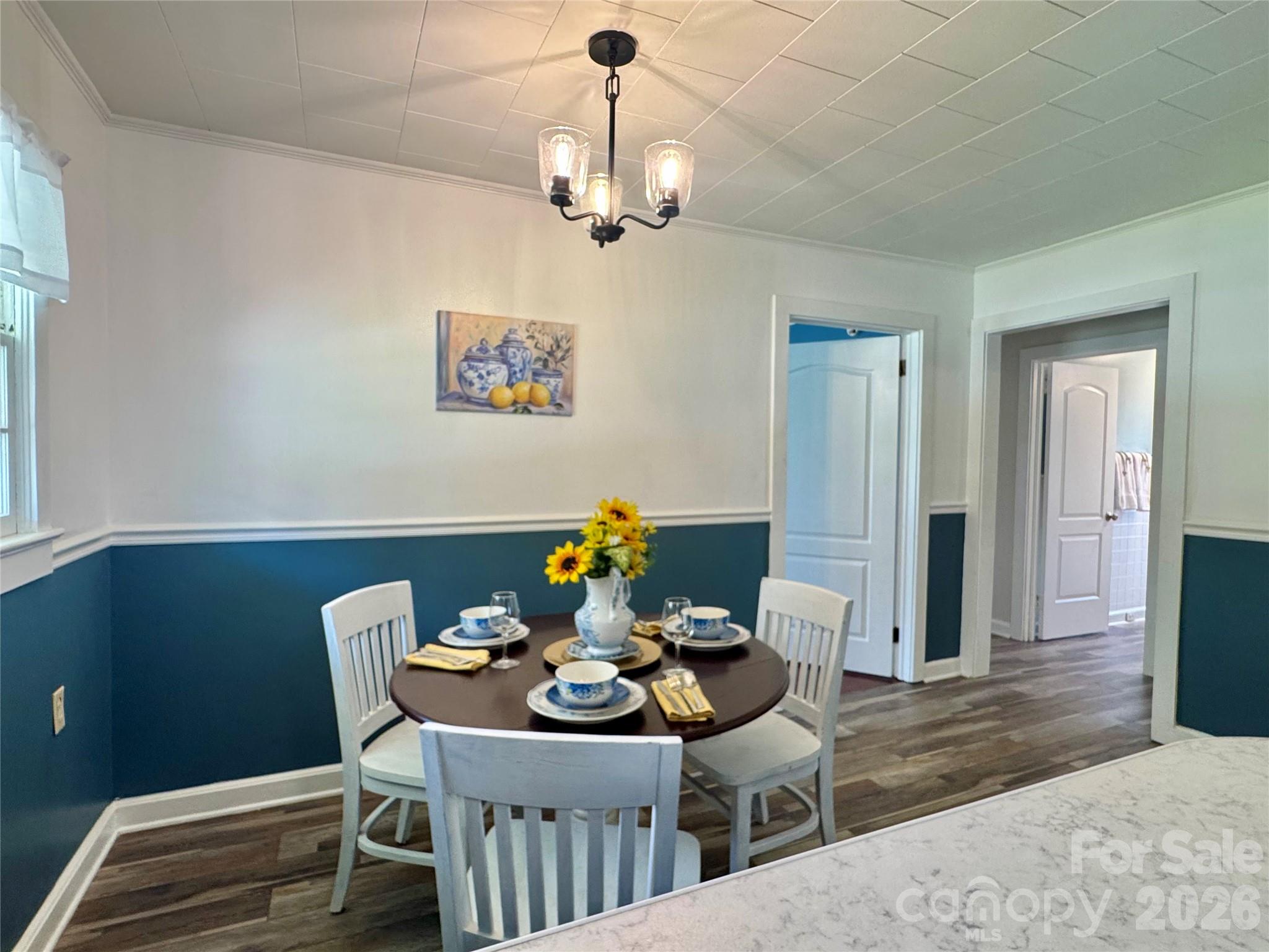 848 Meadowood Drive NE