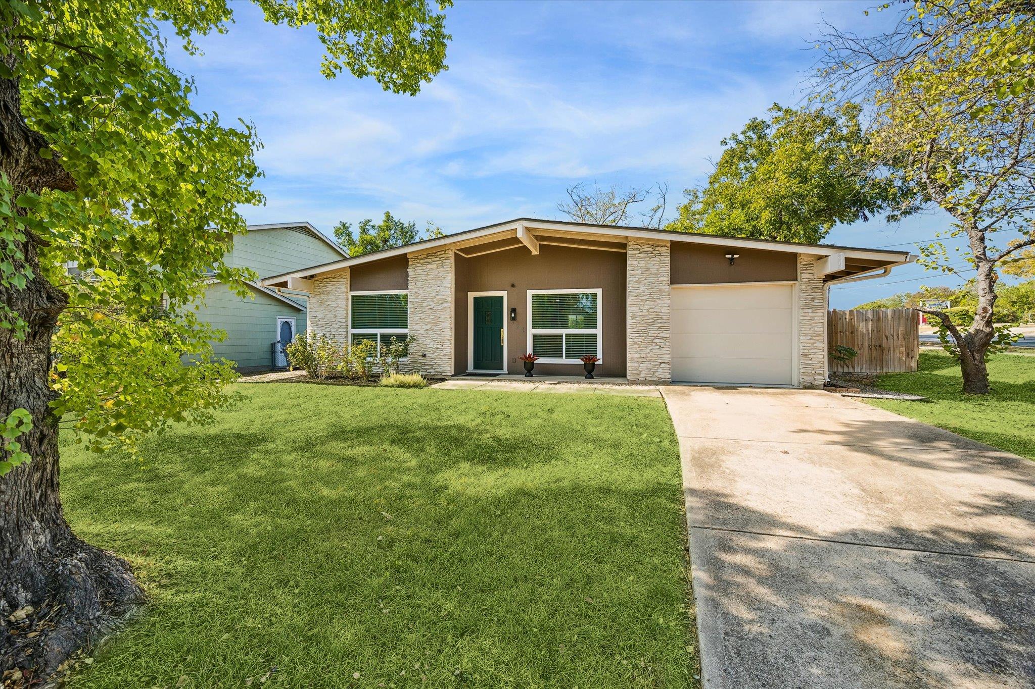 511 Arbor LN