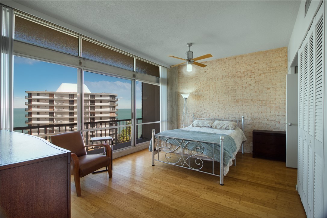 4600 Ocean Dr 702