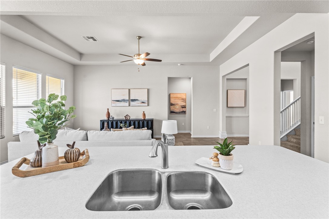 8142 Luz De Luna St