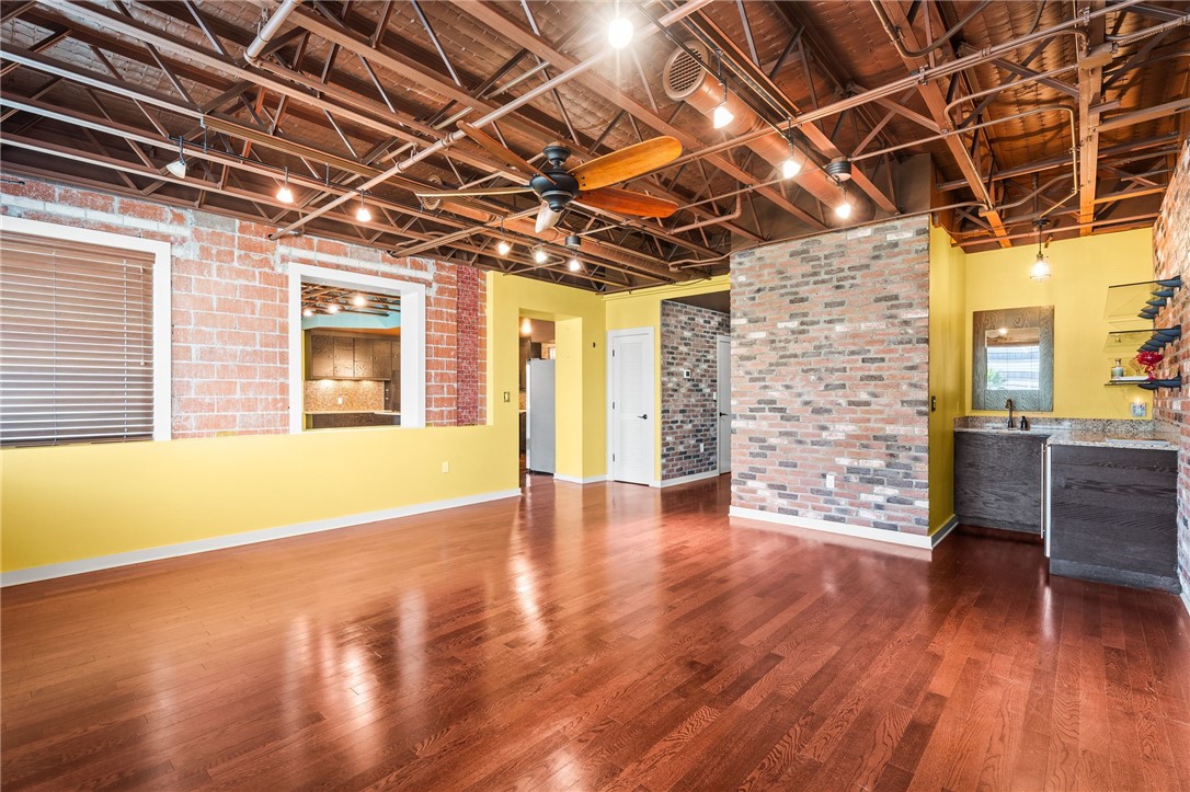 901 N Upper Broadway St 201