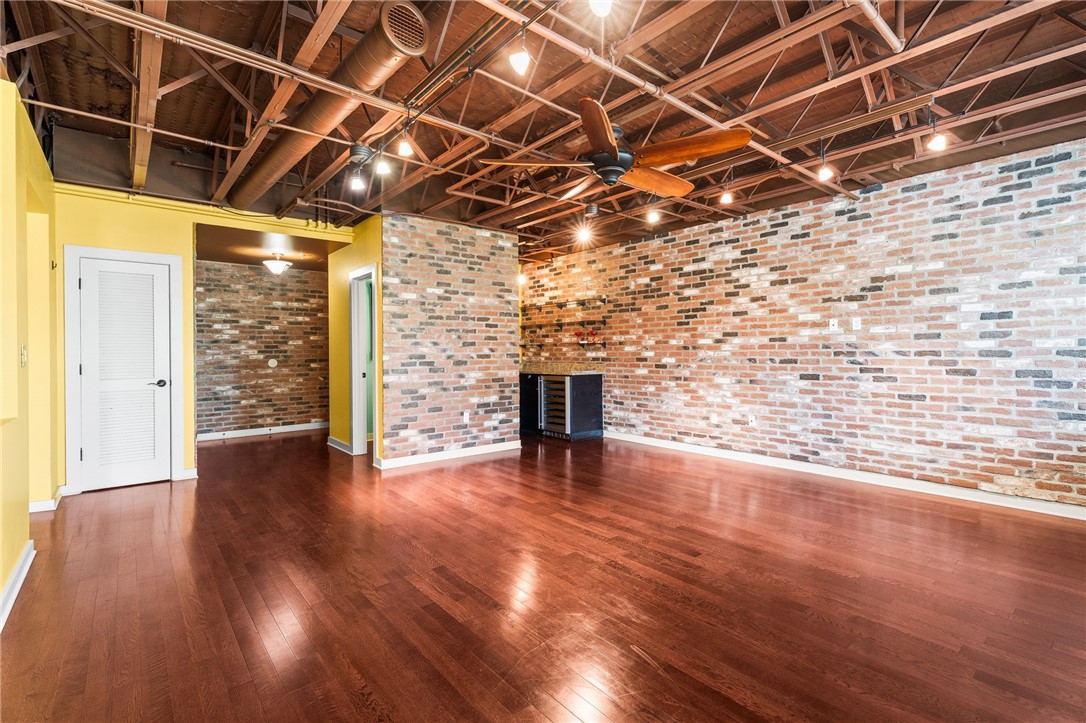 901 N Upper Broadway St 201
