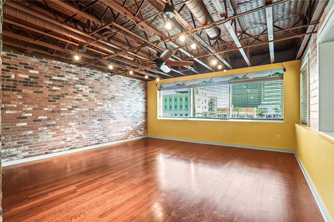 901 N Upper Broadway St 201