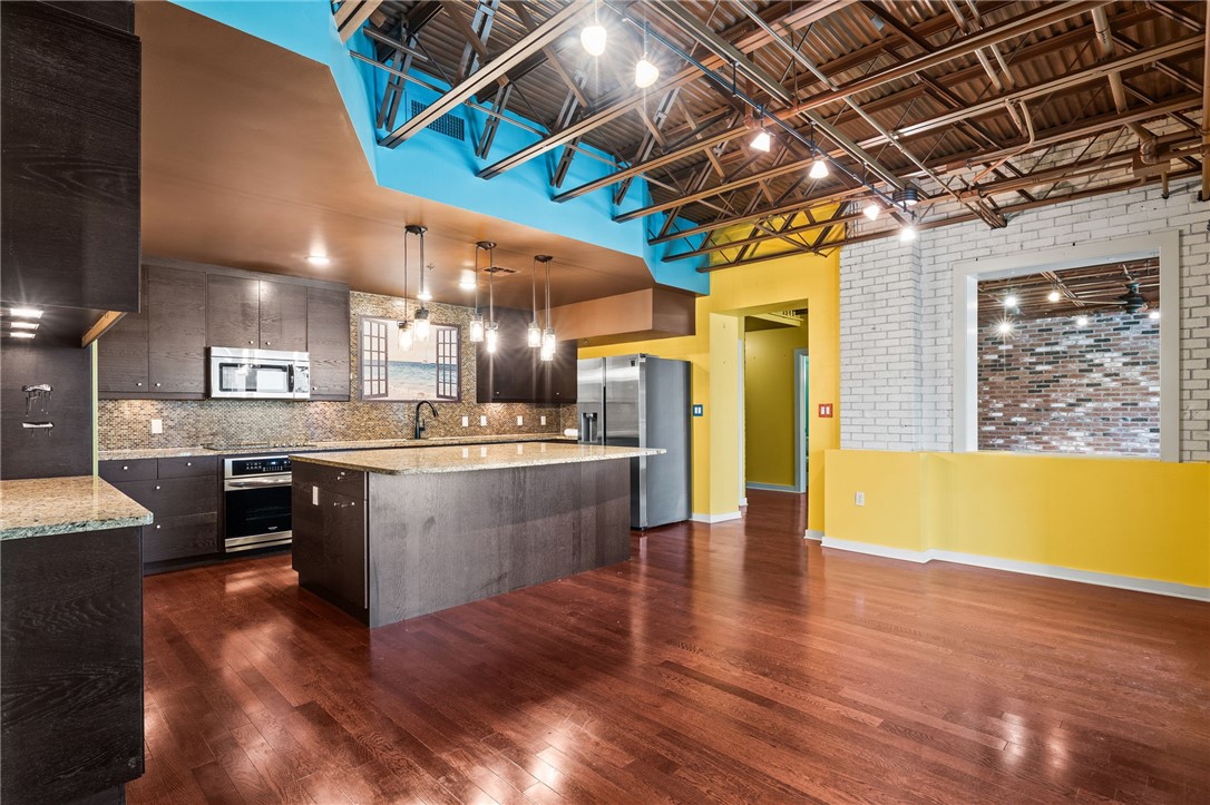 901 N Upper Broadway St 201