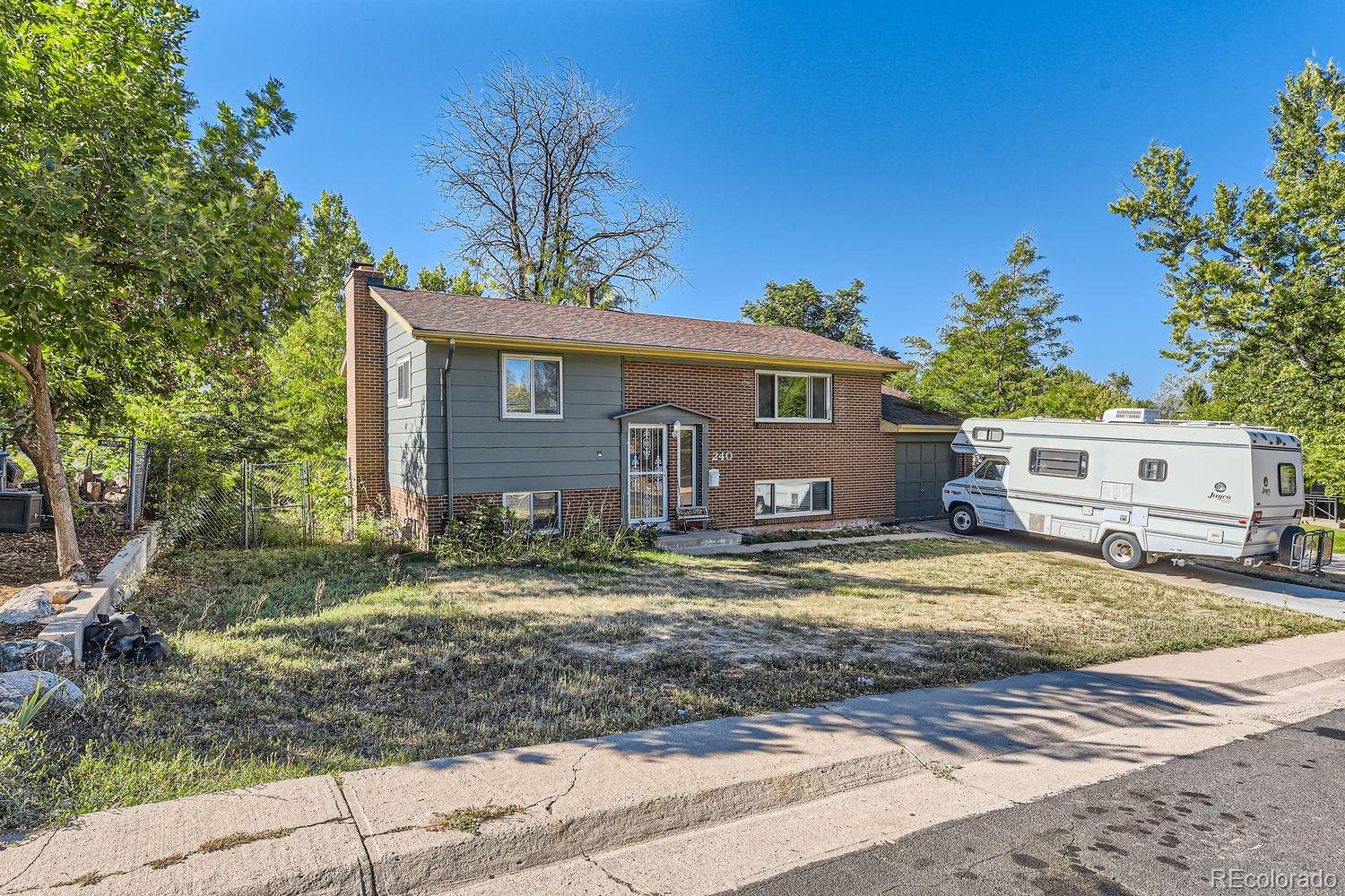 240 W Delaware Circle