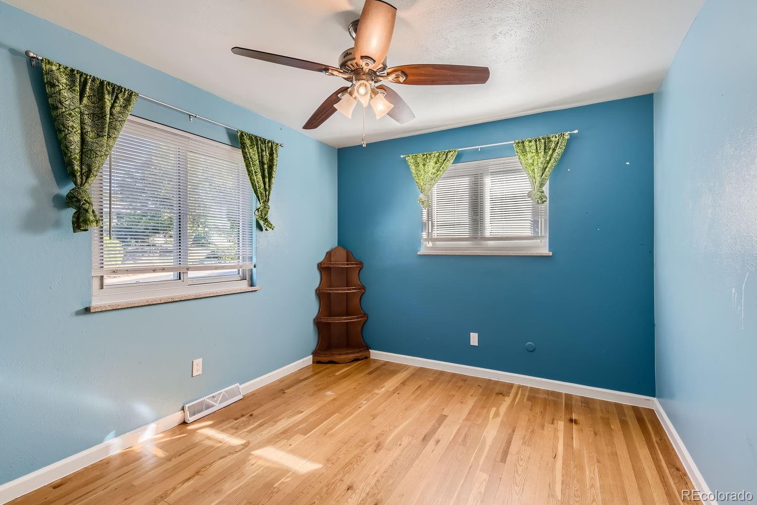 240 W Delaware Circle