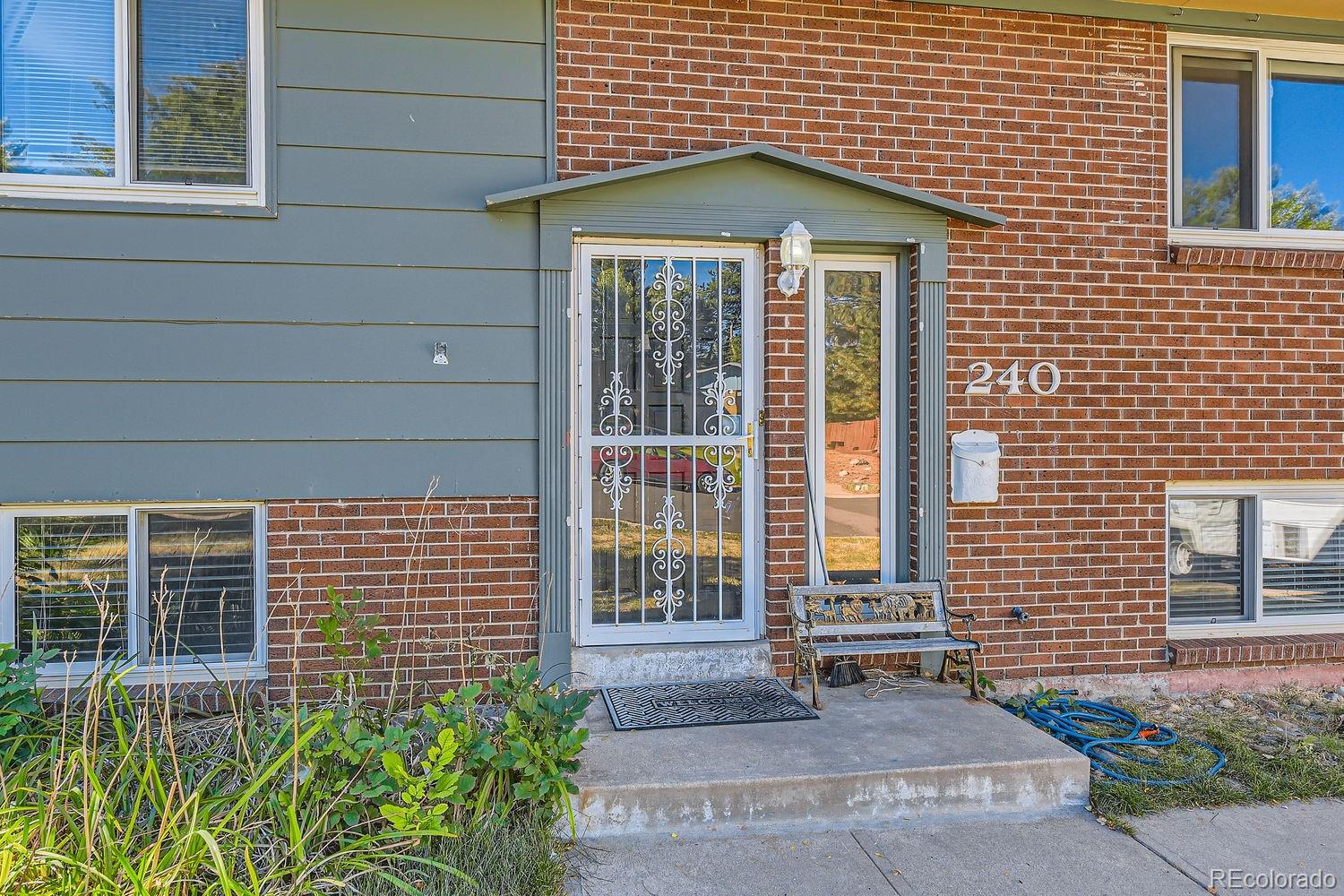 240 W Delaware Circle