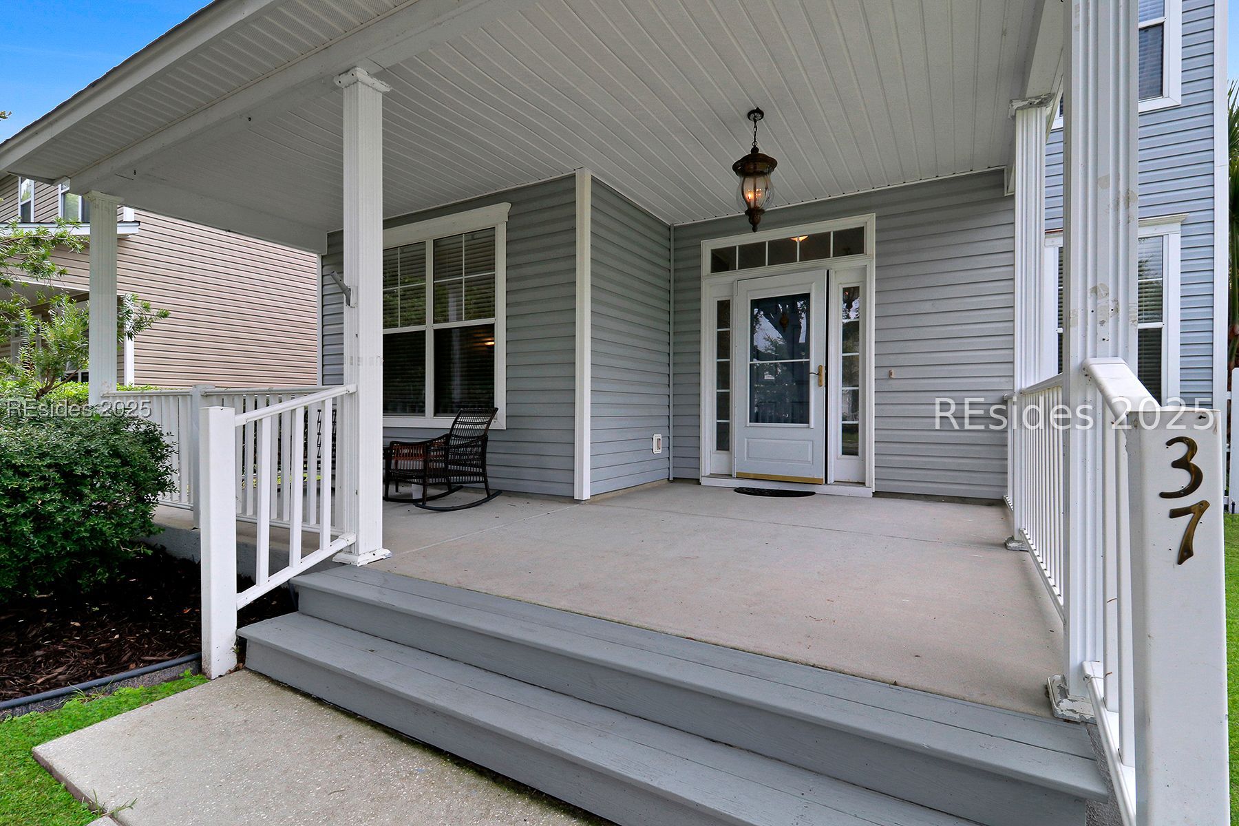 37 4th Avenue