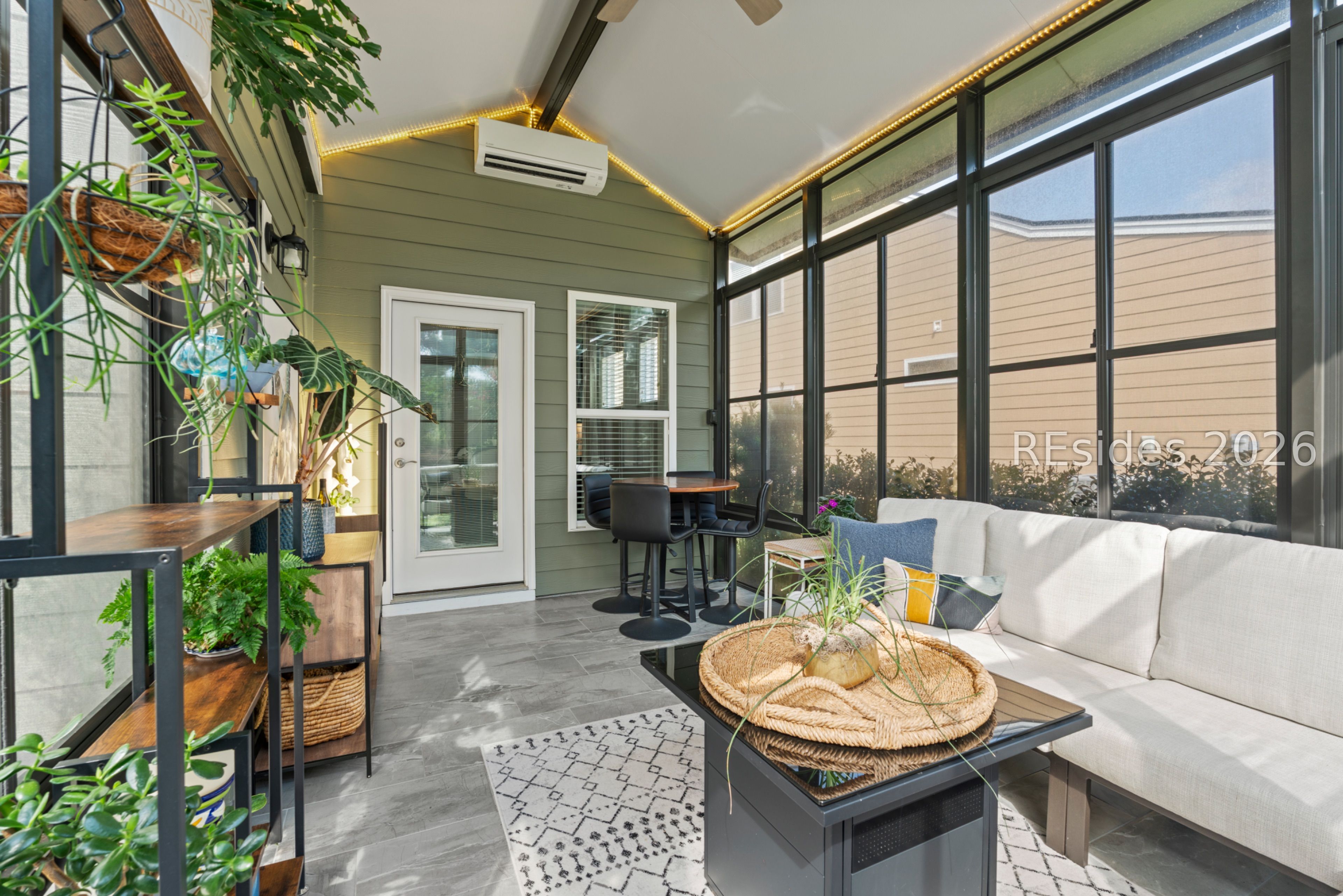 886 Promenade Lane