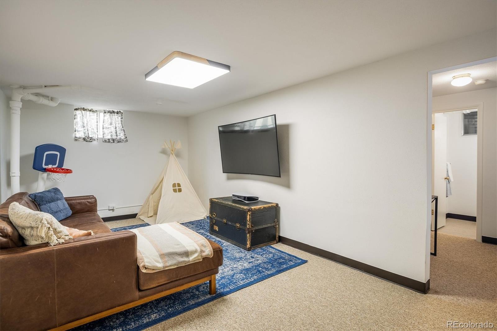 2605 E Flora Place
