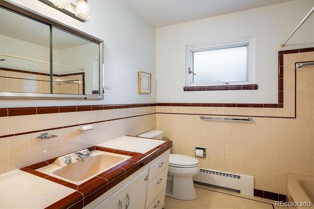 2605 E Flora Place