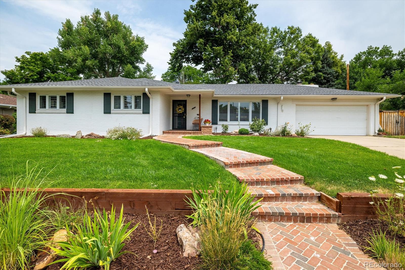 2605 E Flora Place