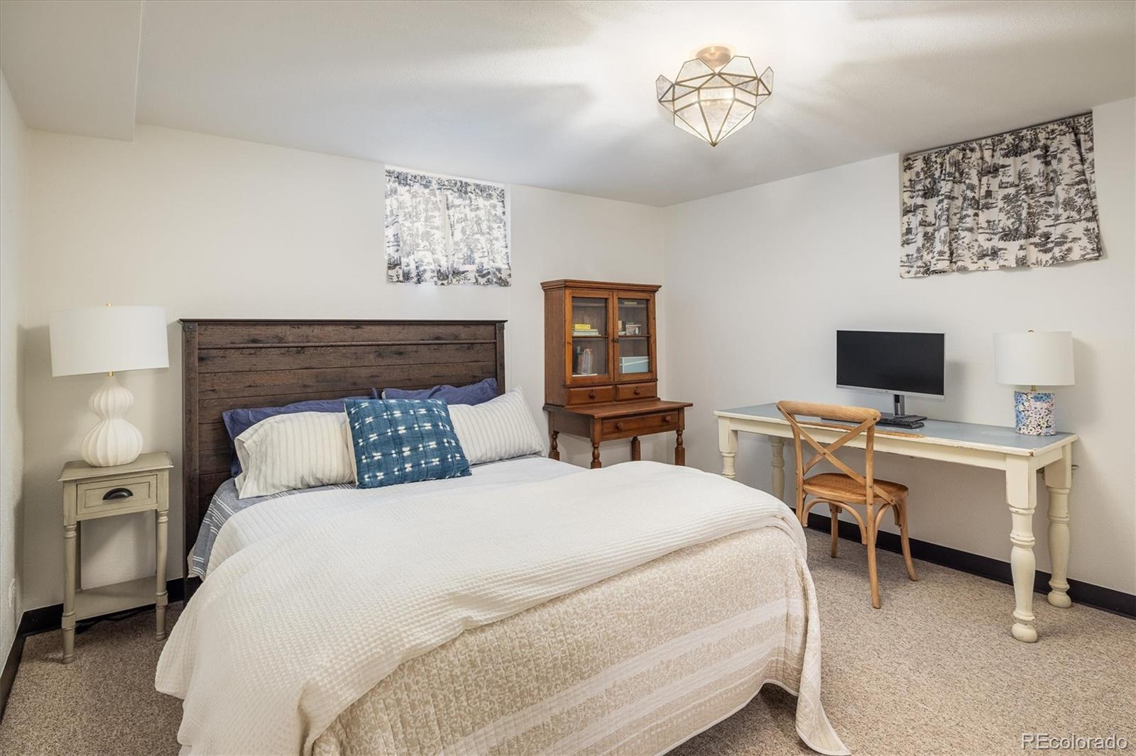 2605 E Flora Place