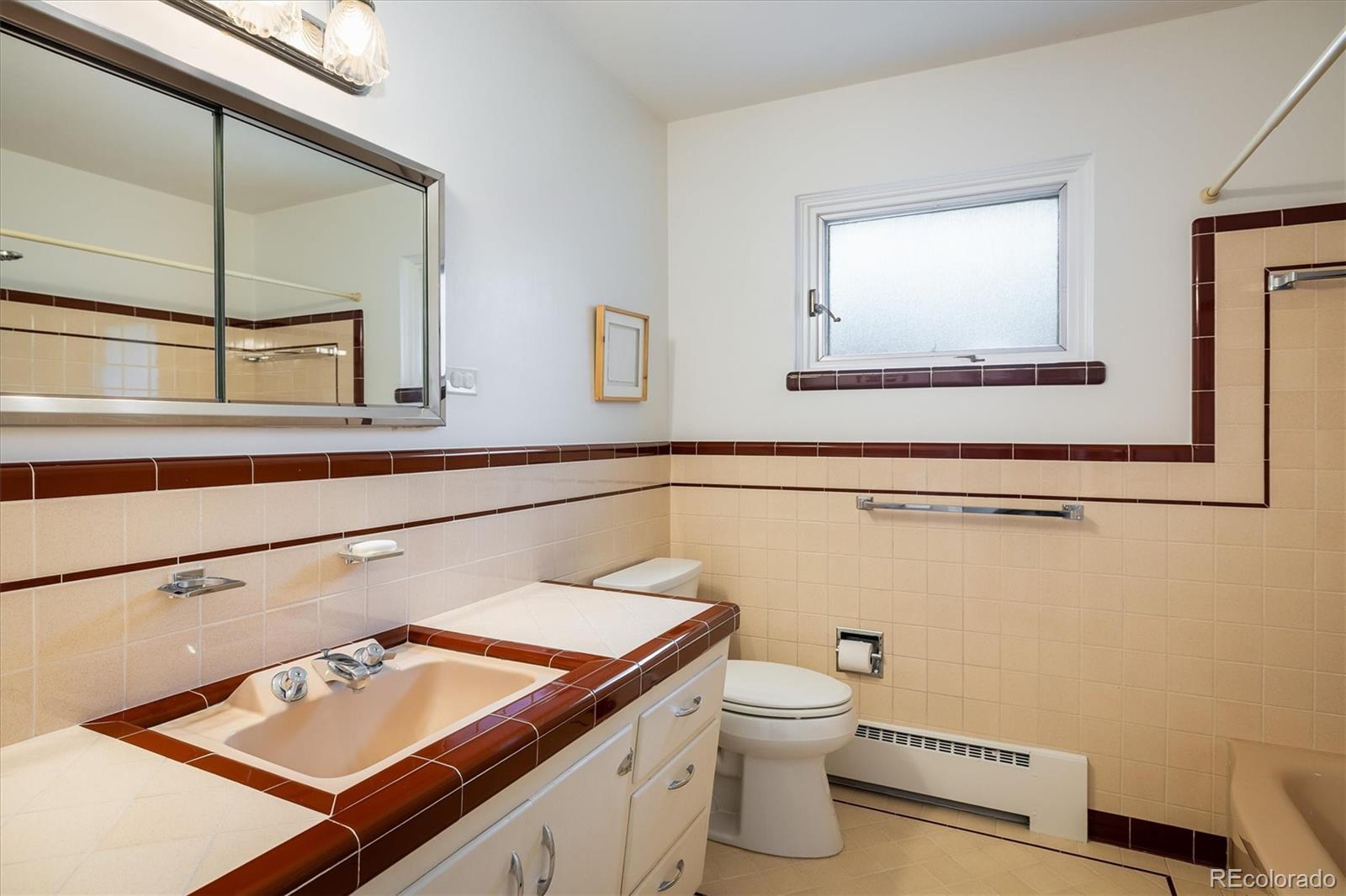 2605 E Flora Place