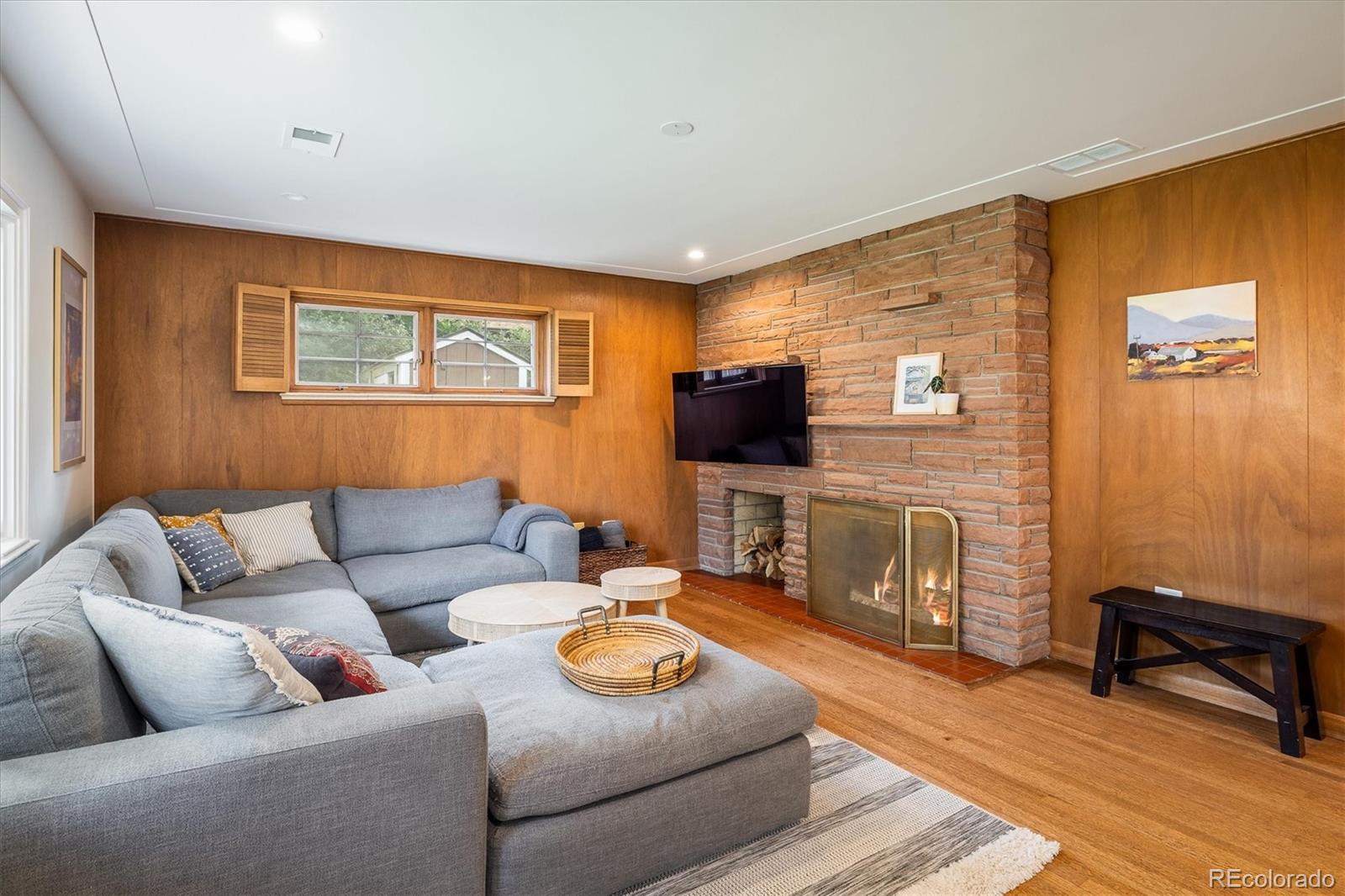 2605 E Flora Place
