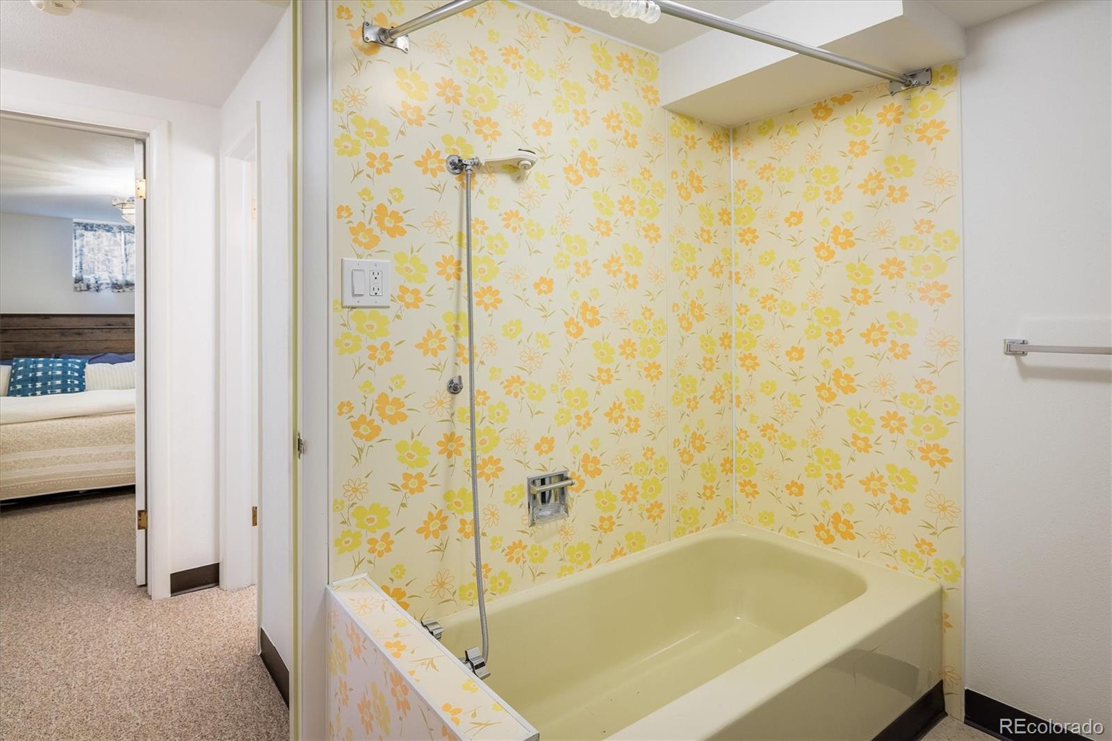 2605 E Flora Place