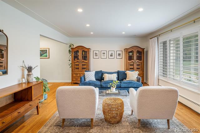 2605 E Flora Place
