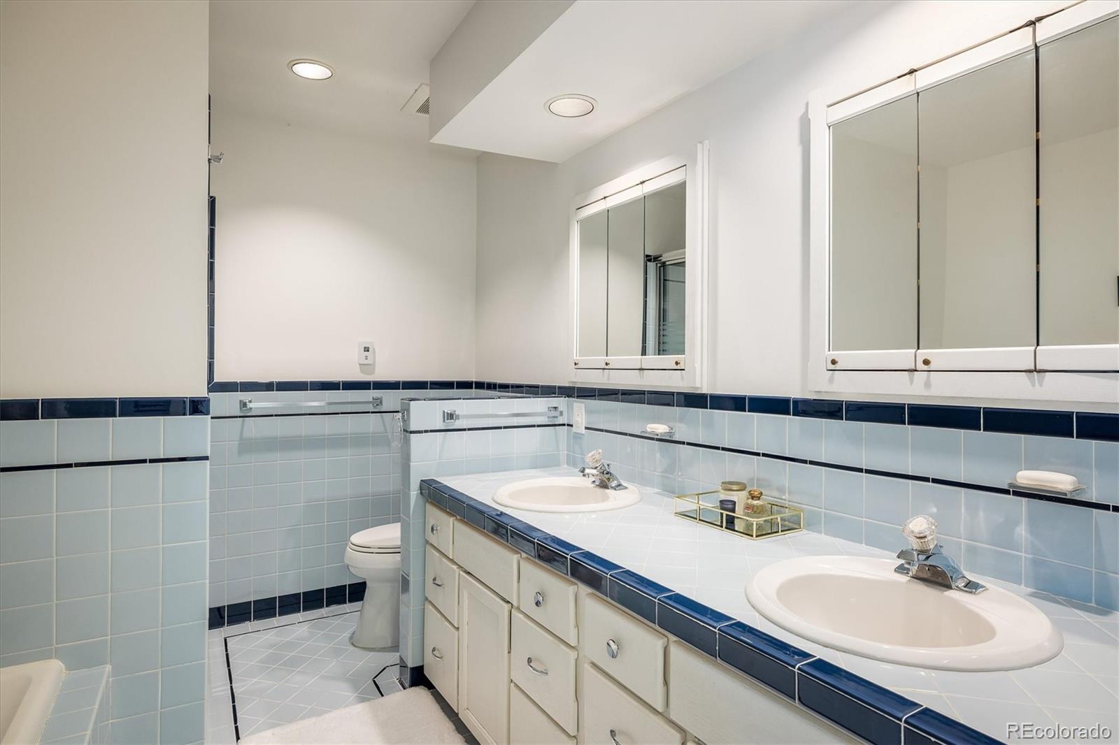 2605 E Flora Place