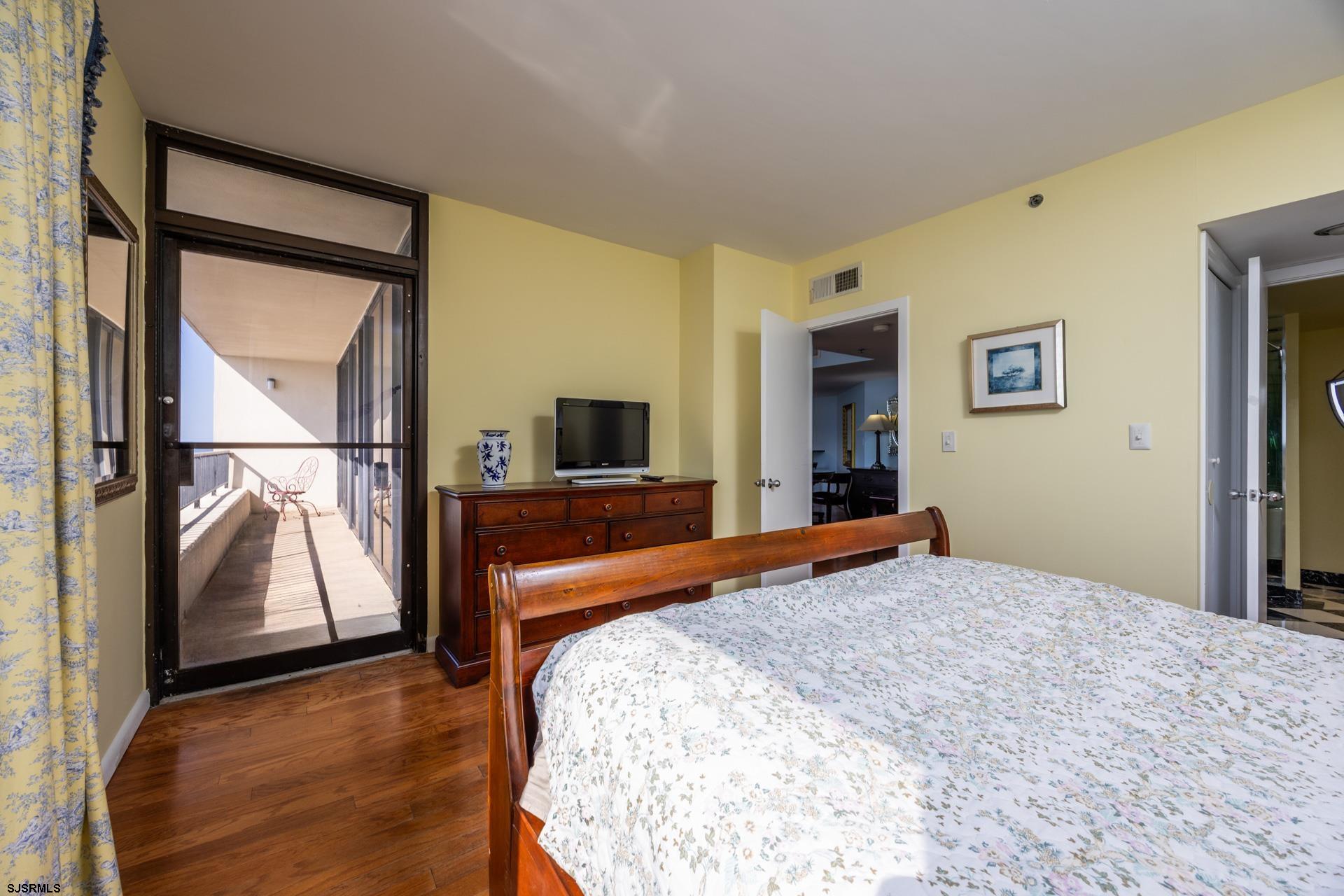 3851 Boardwalk Unit: 1502