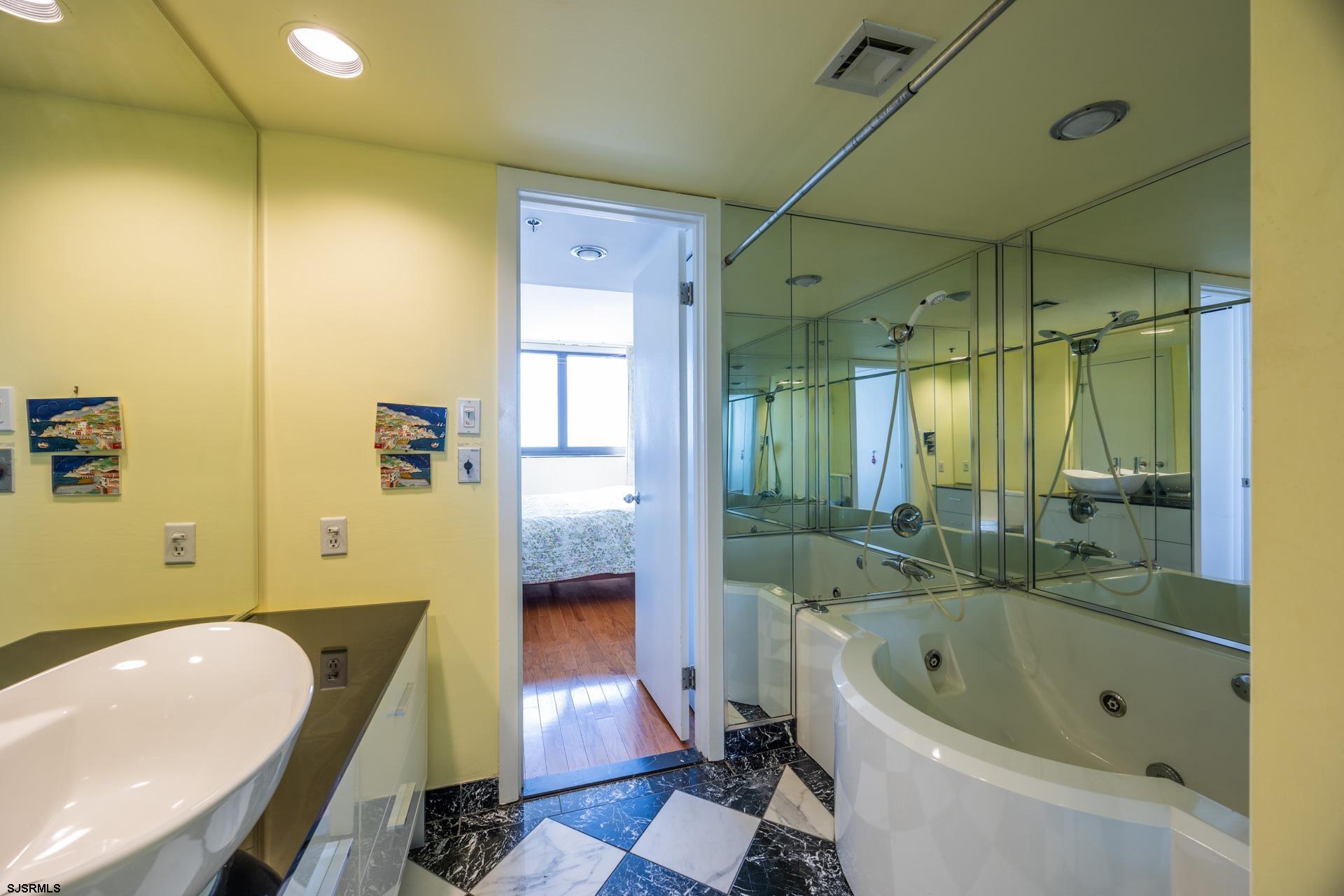3851 Boardwalk Unit: 1502