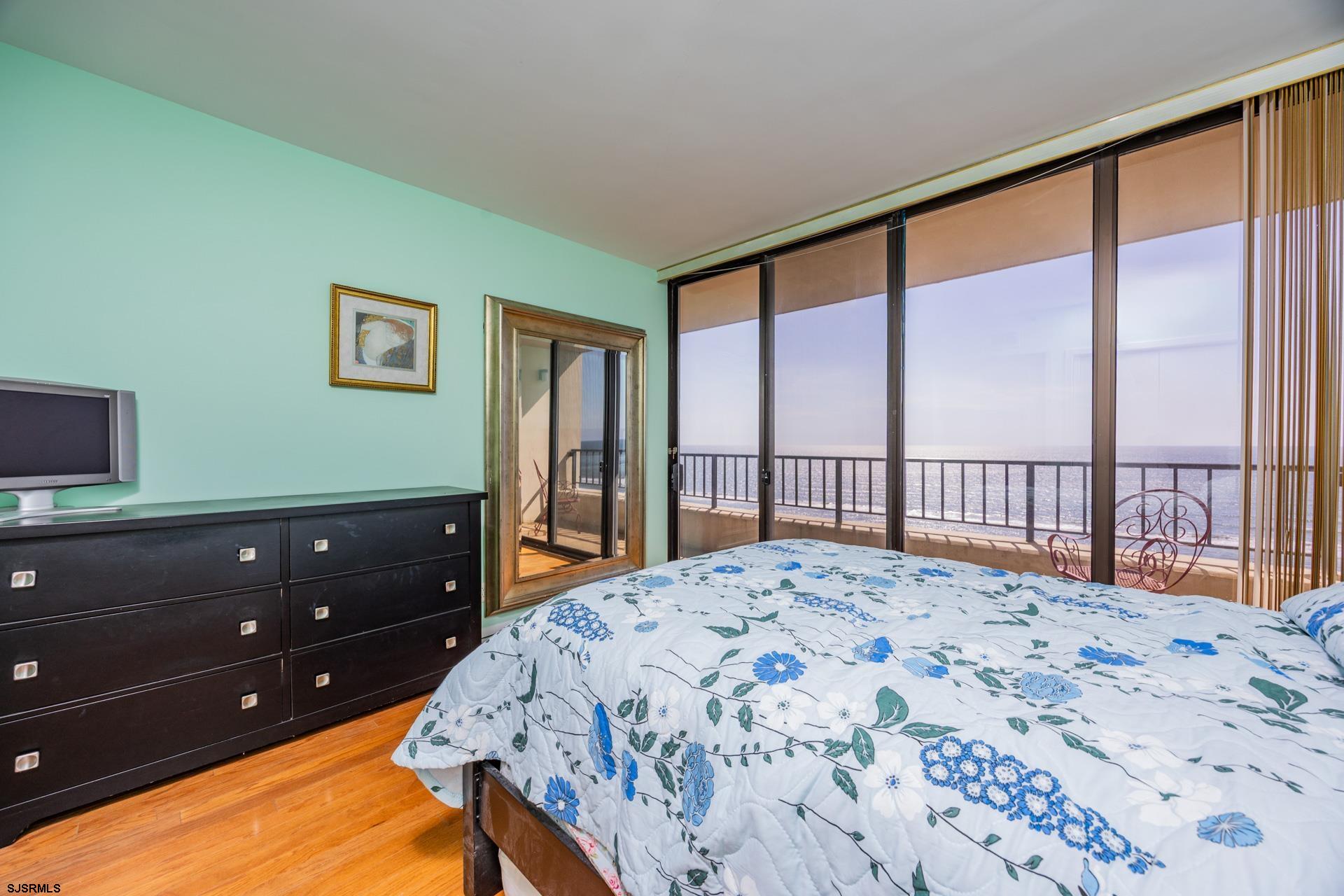 3851 Boardwalk Unit: 1502