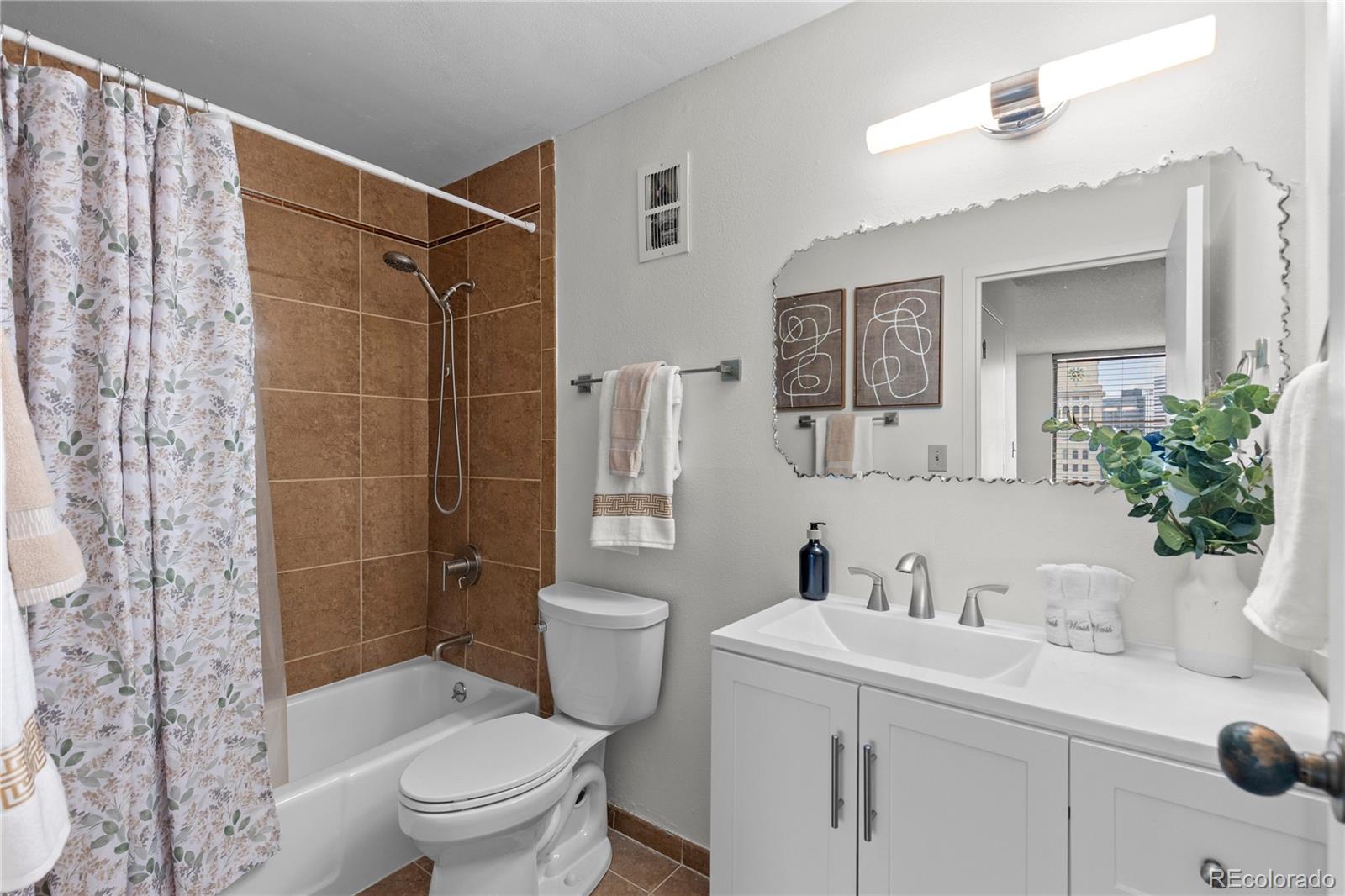 1625 Larimer Street Unit: 2104