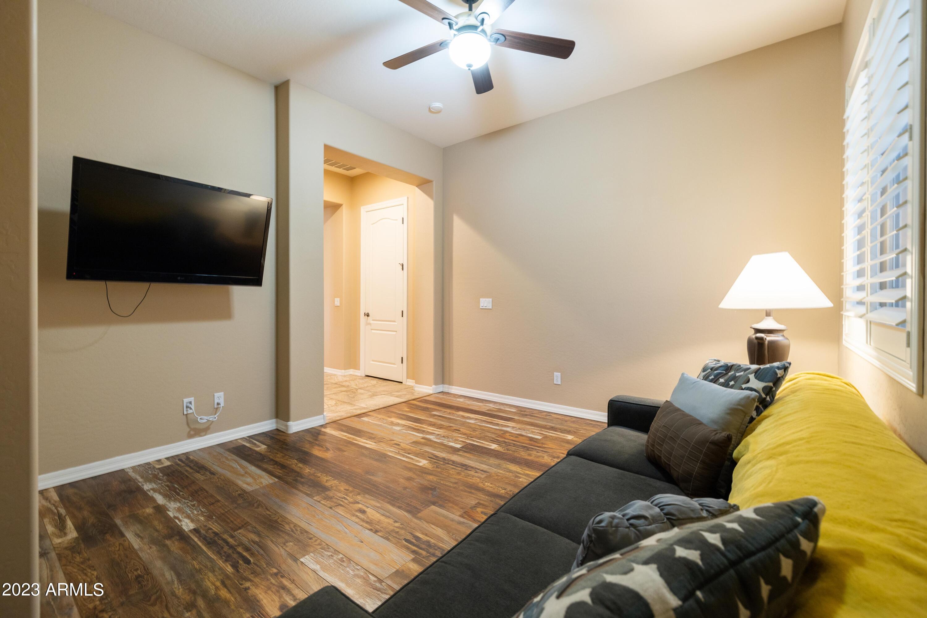 2089 E LYNX Place