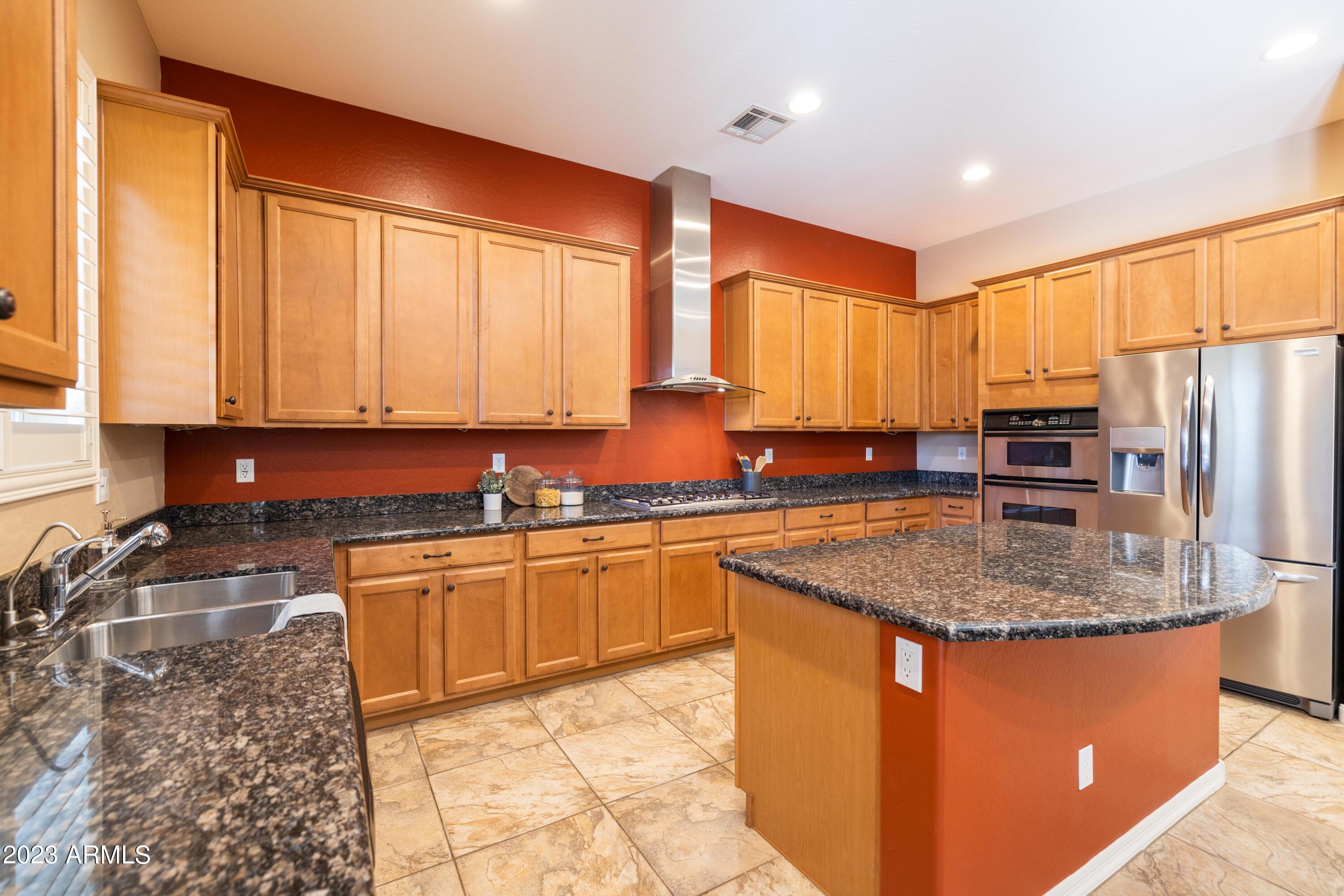 2089 E LYNX Place