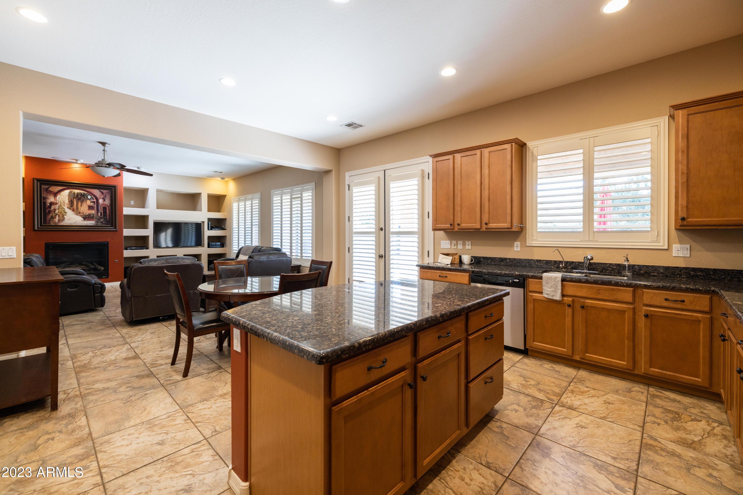 2089 E LYNX Place
