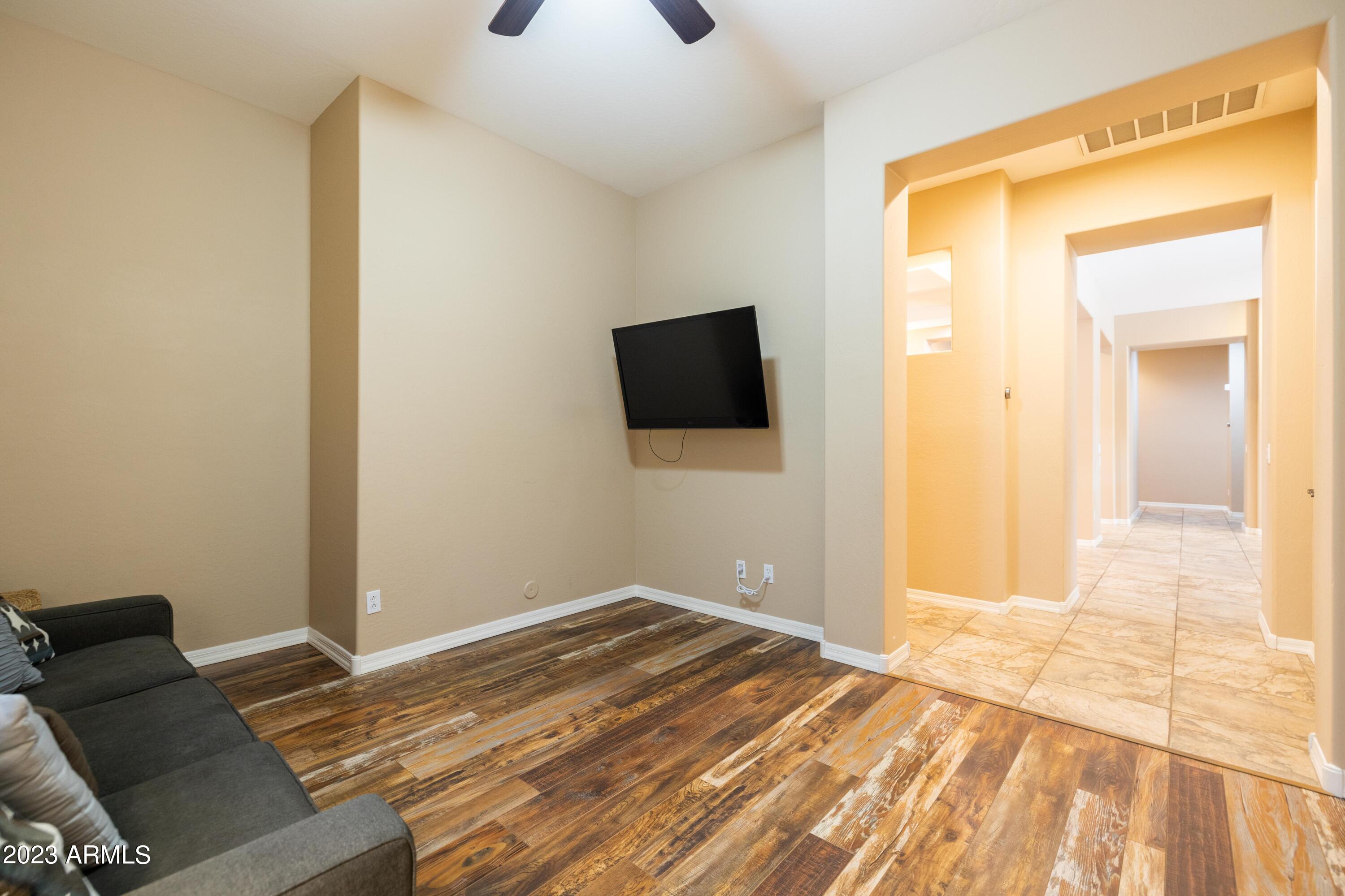 2089 E LYNX Place