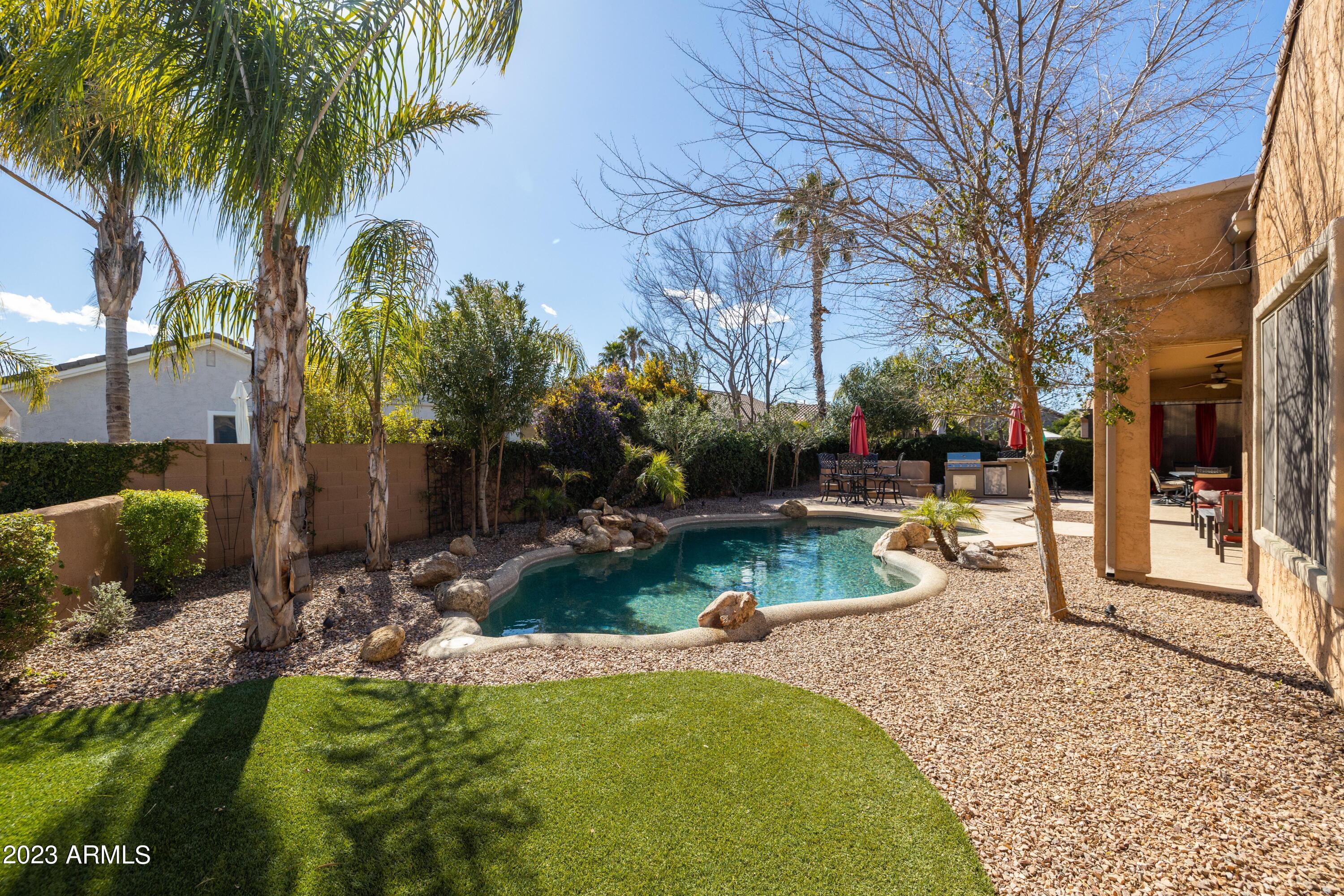 2089 E LYNX Place