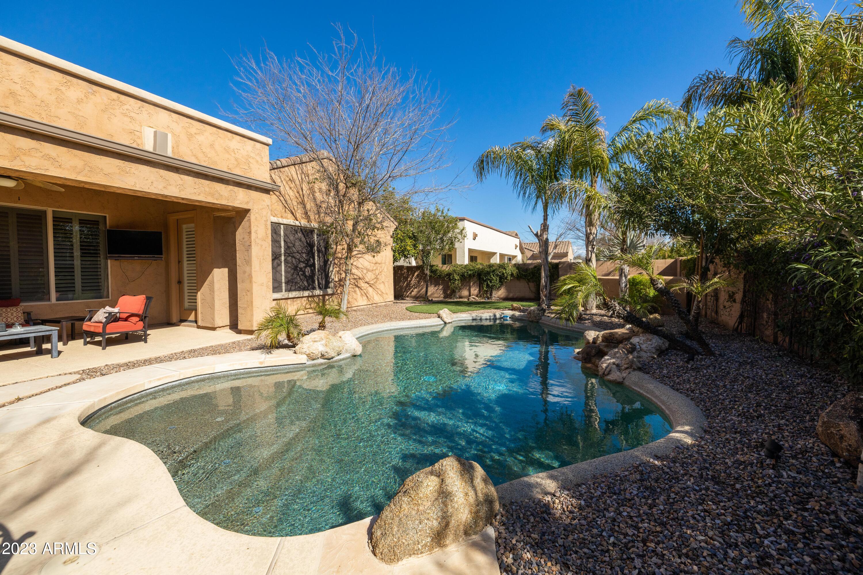 2089 E LYNX Place