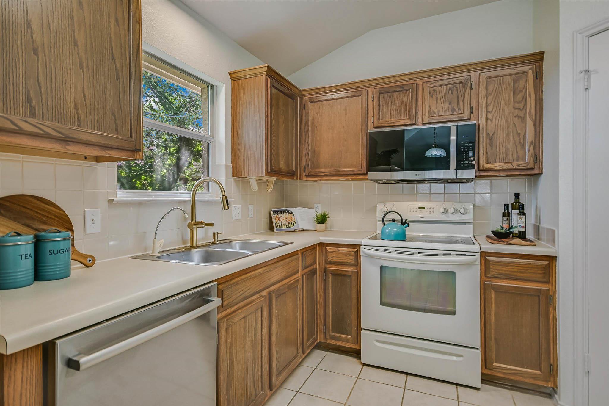 2308 Macaw DR