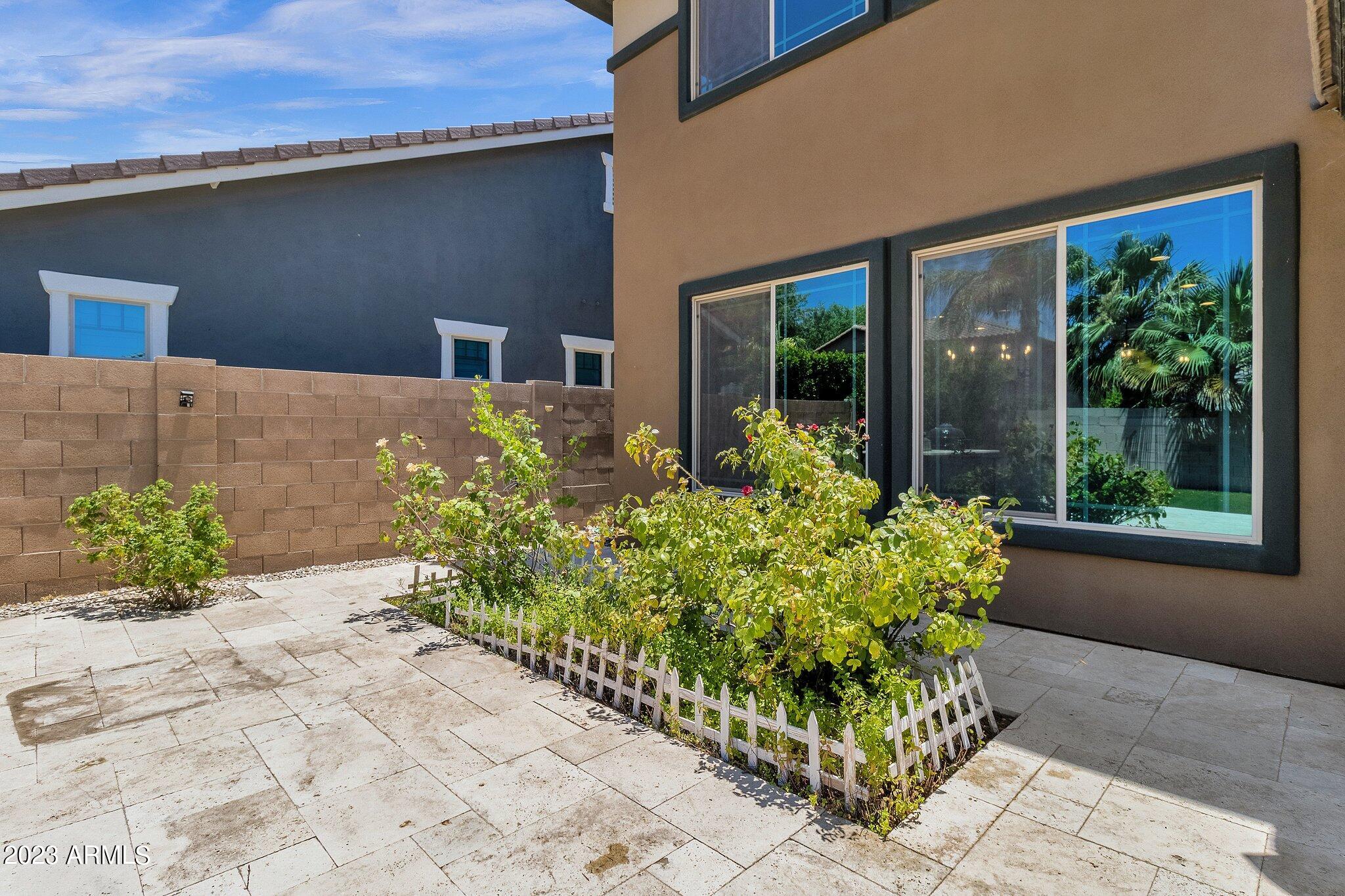 2900 E SUNRISE Place
