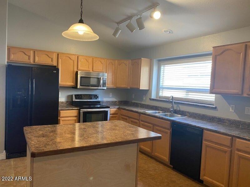 533 E ANGELINE Avenue