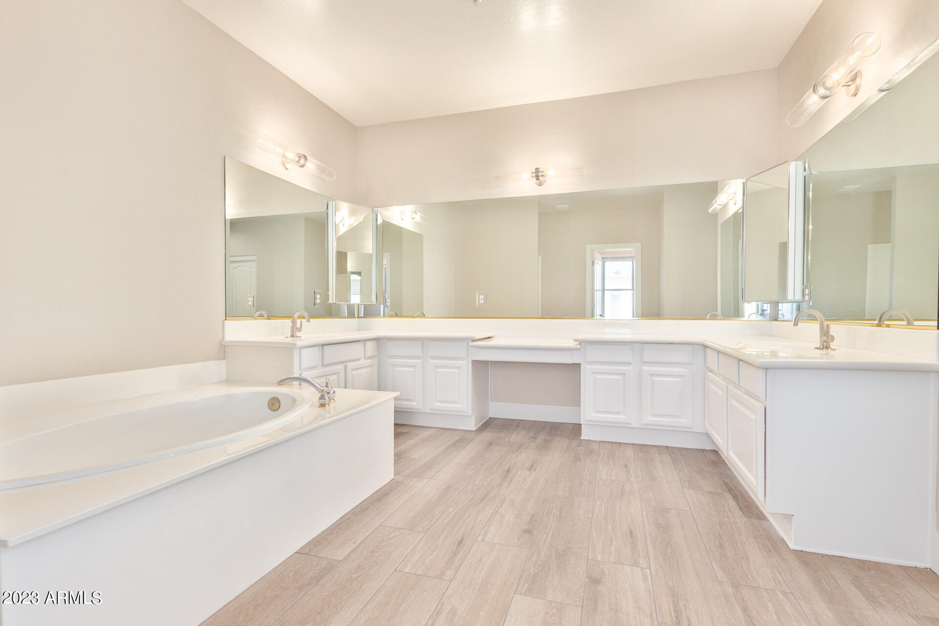 11204 N PHEASANT Plaza