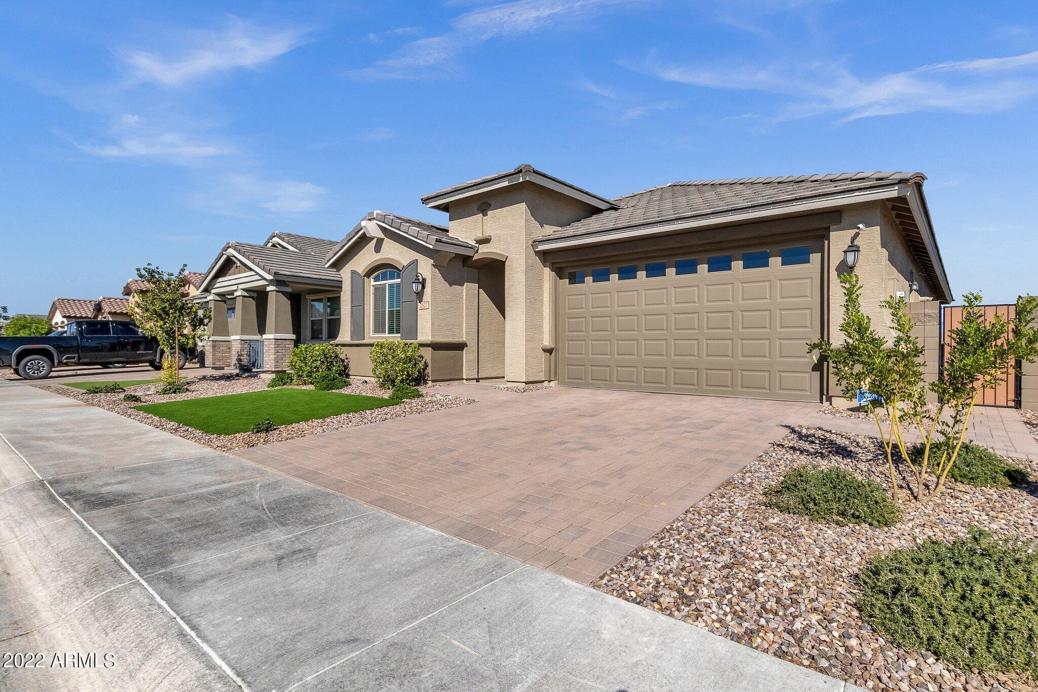 2820 W LYMAN Drive