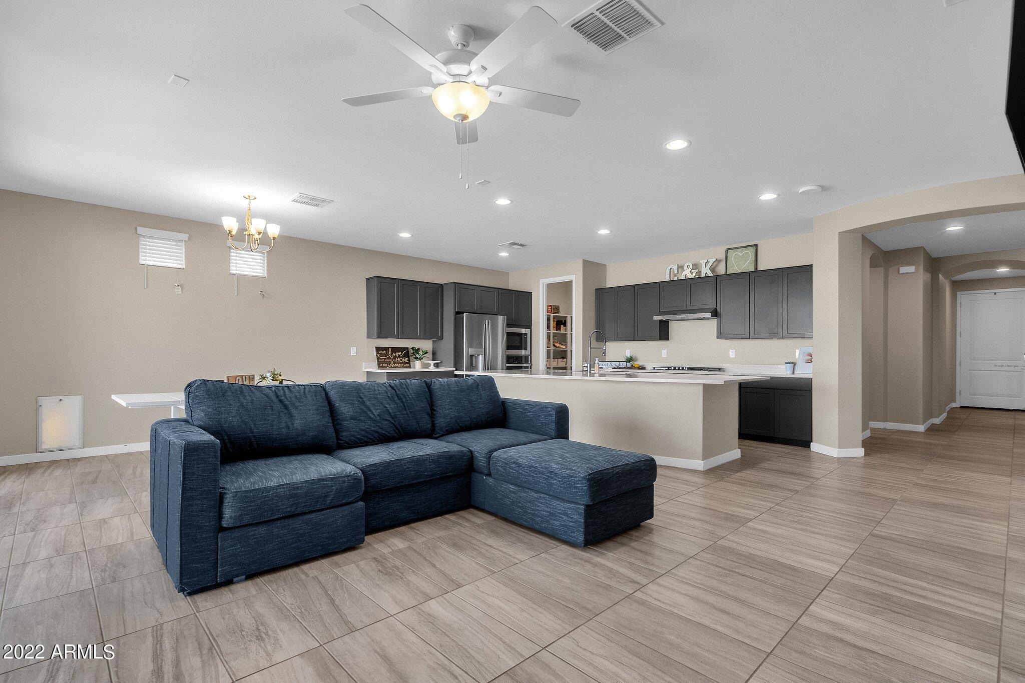 2820 W LYMAN Drive