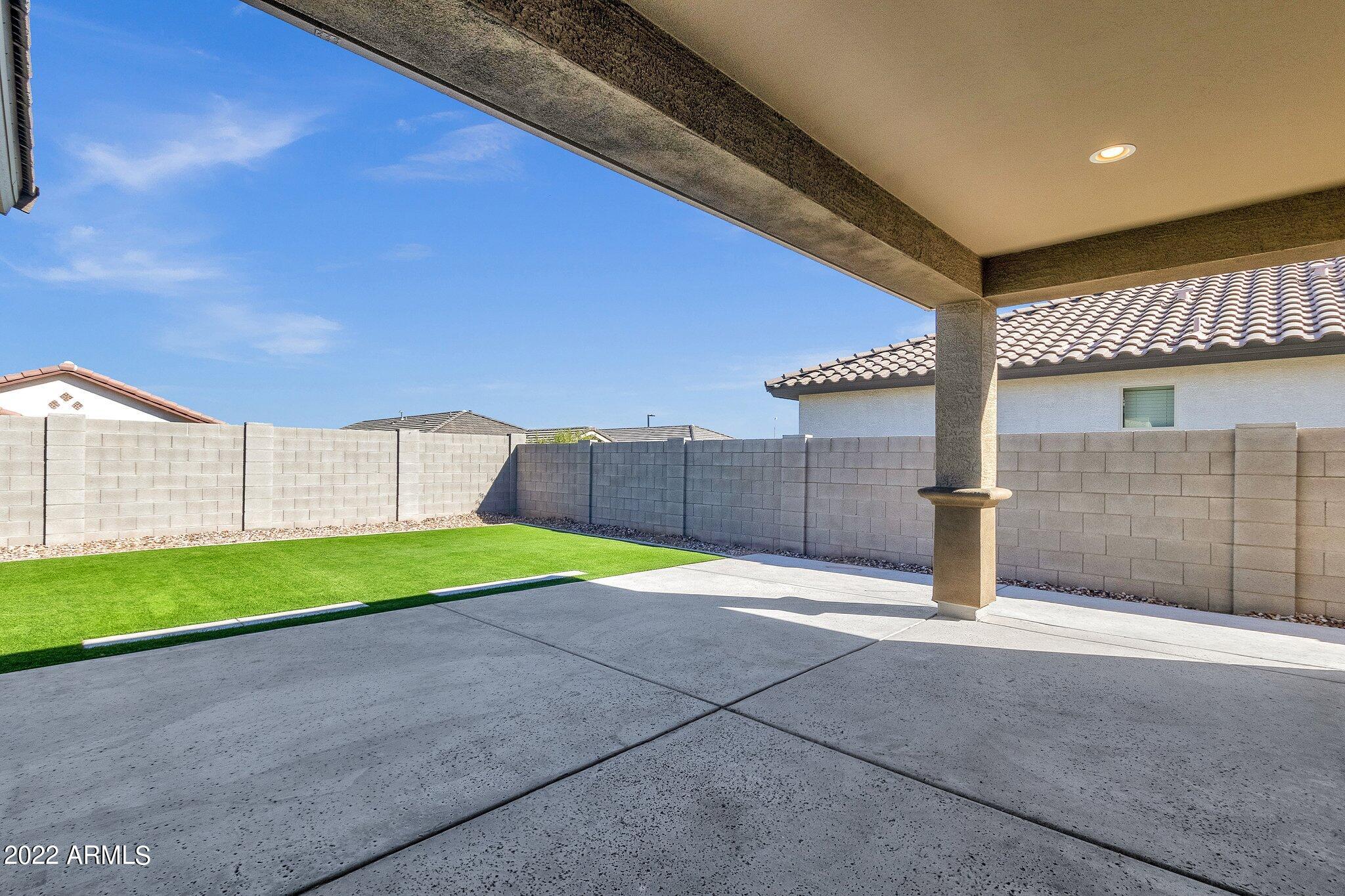 2820 W LYMAN Drive