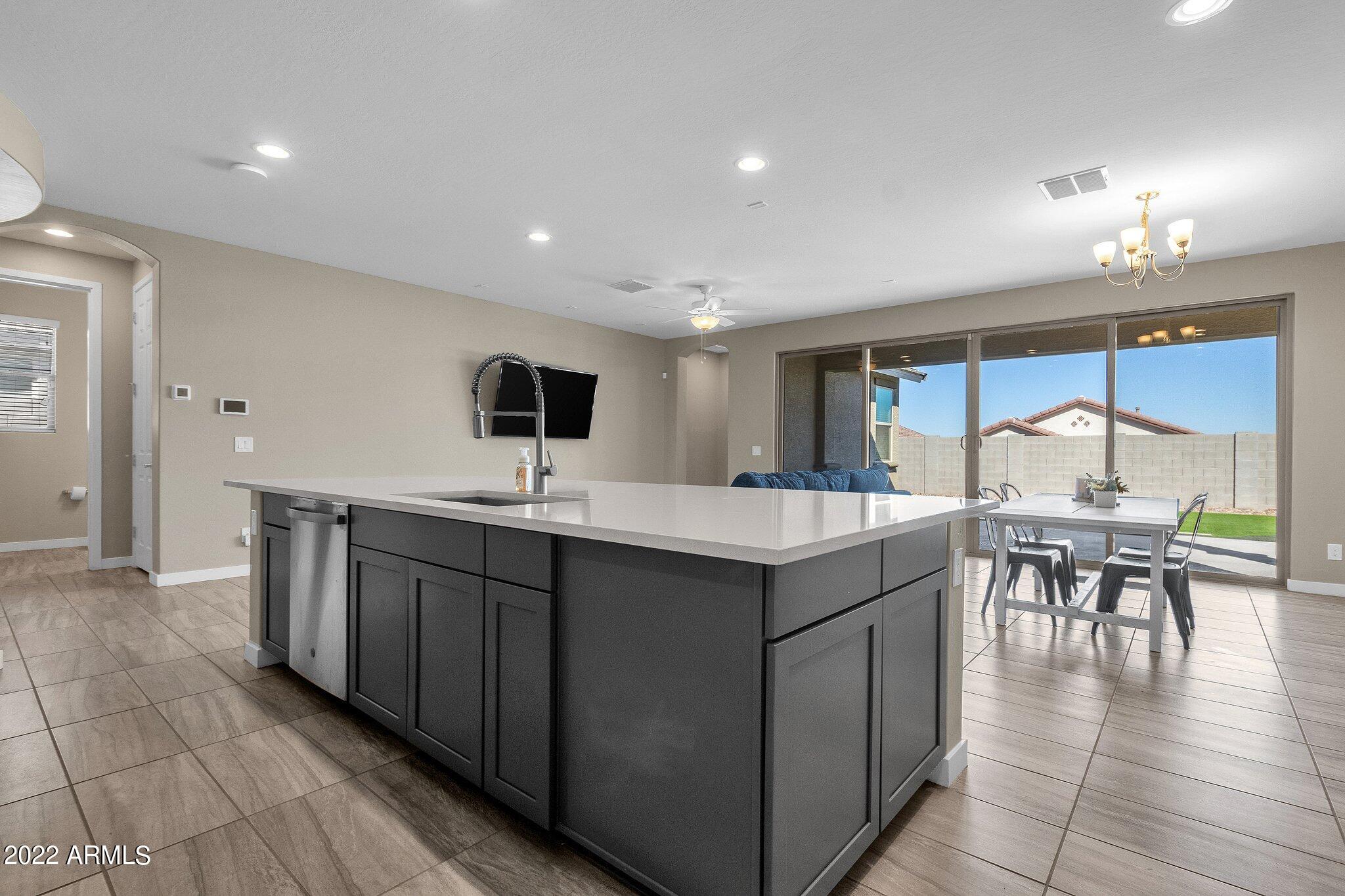 2820 W LYMAN Drive