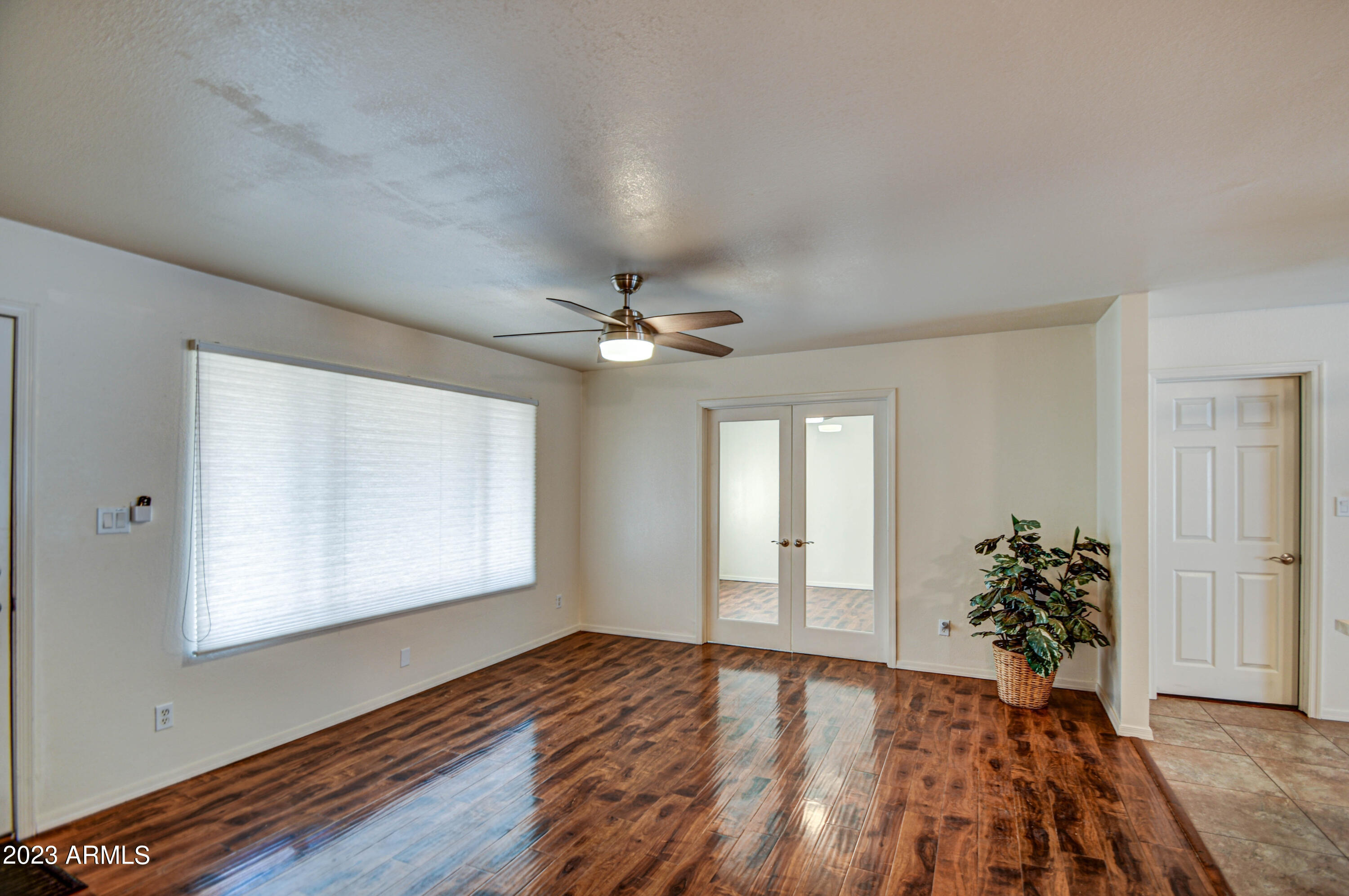 1918 E MONTE CRISTO Avenue