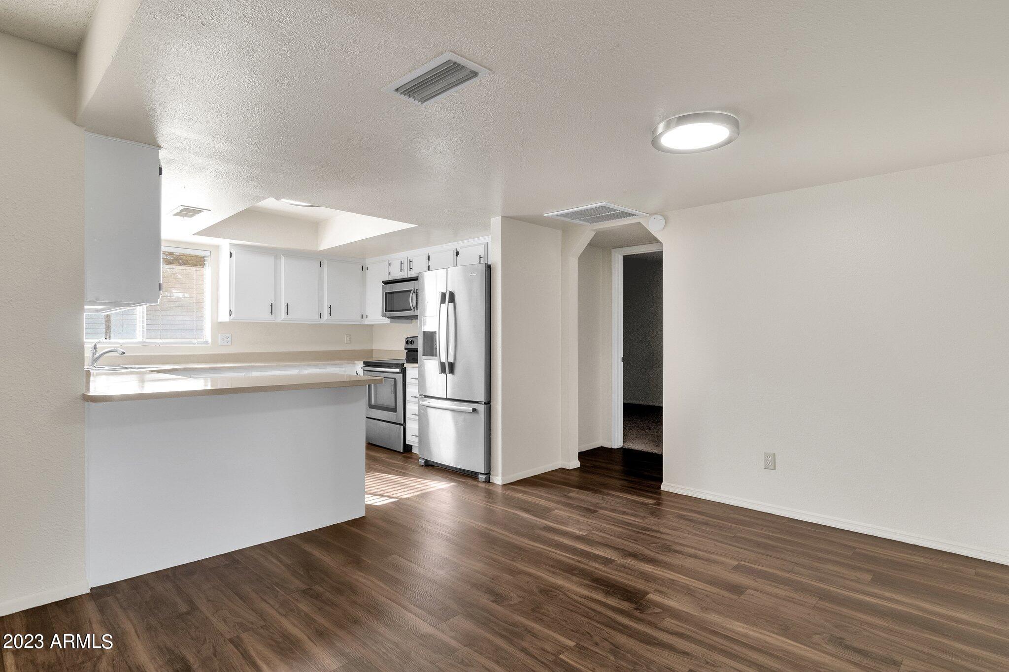 553 W MYRNA Lane